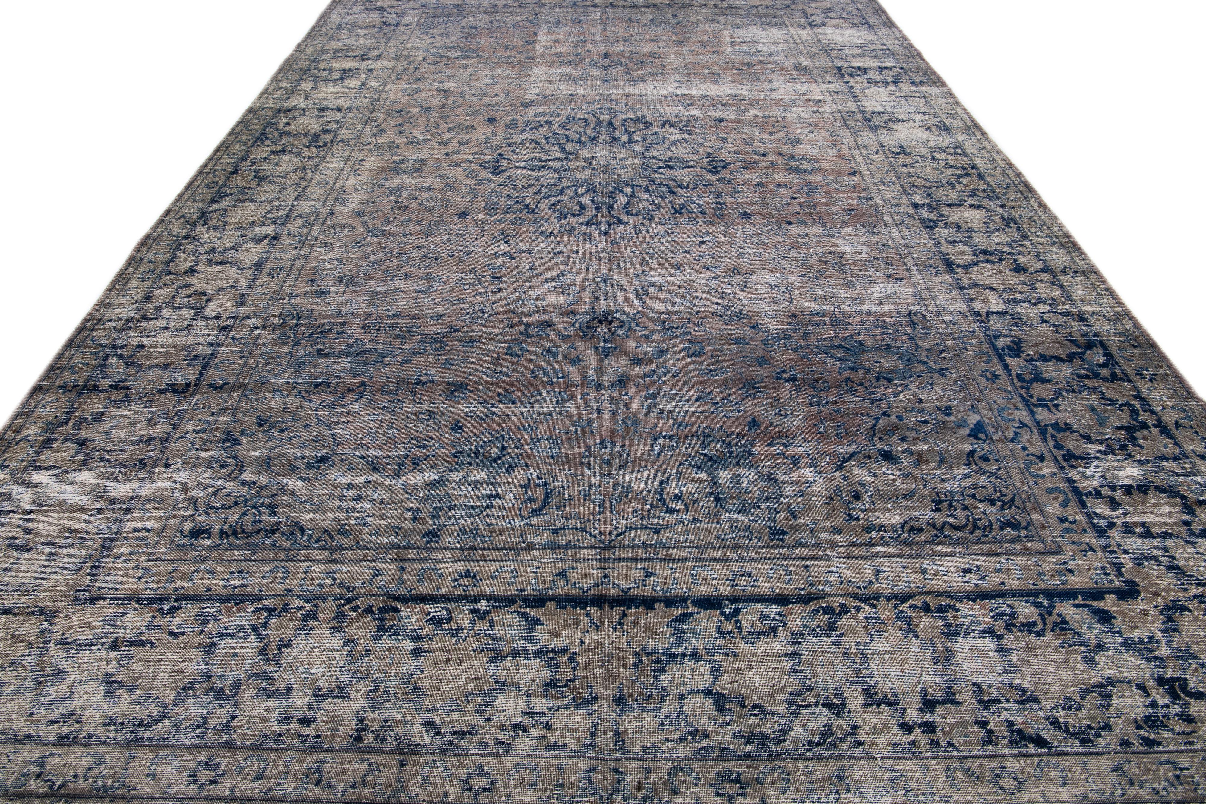 Perse Tapis persan ancien de Tabriz en laine marron à médaillons, fait à la main en vente