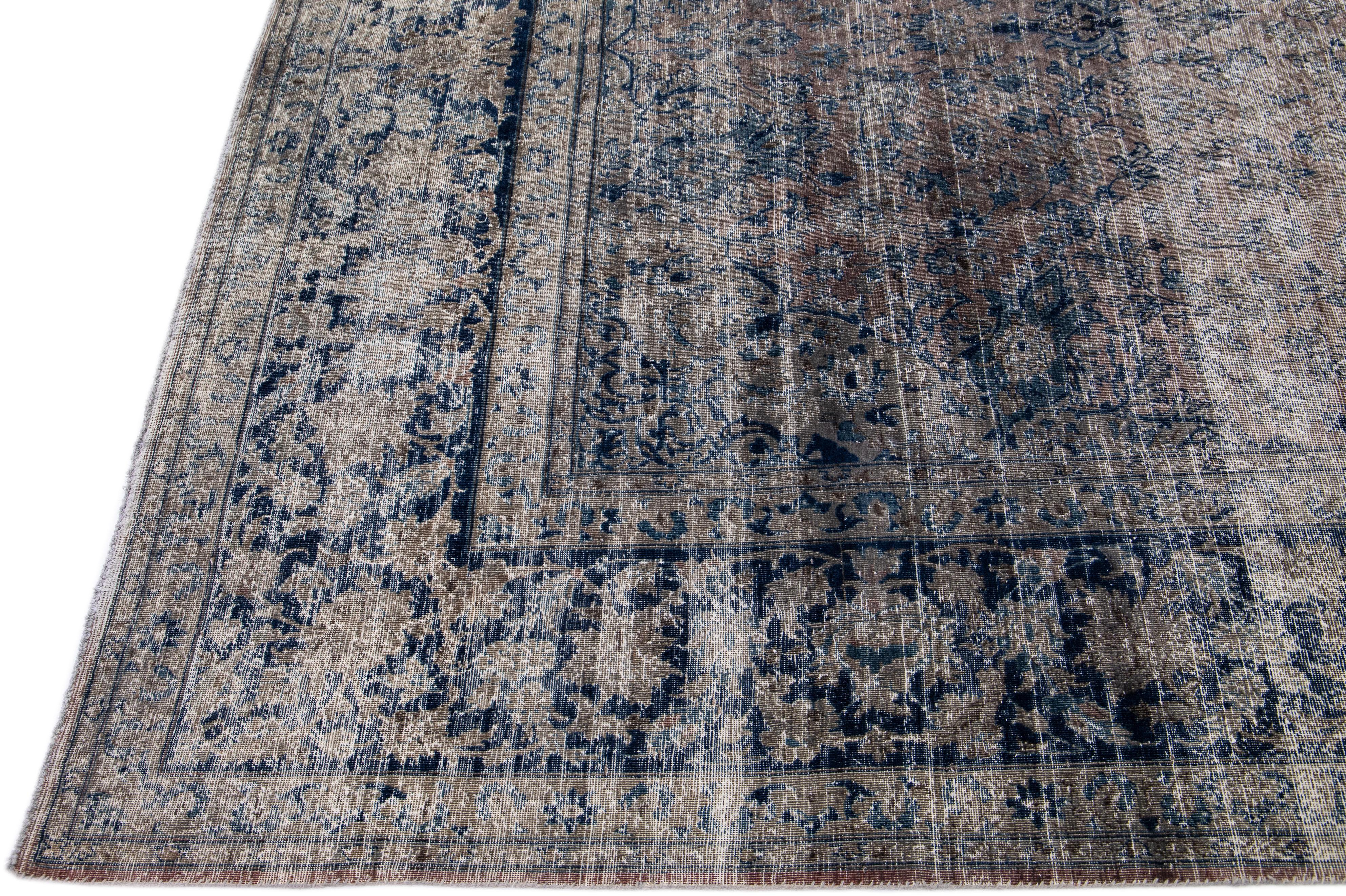 Noué à la main Tapis persan ancien de Tabriz en laine marron à médaillons, fait à la main en vente