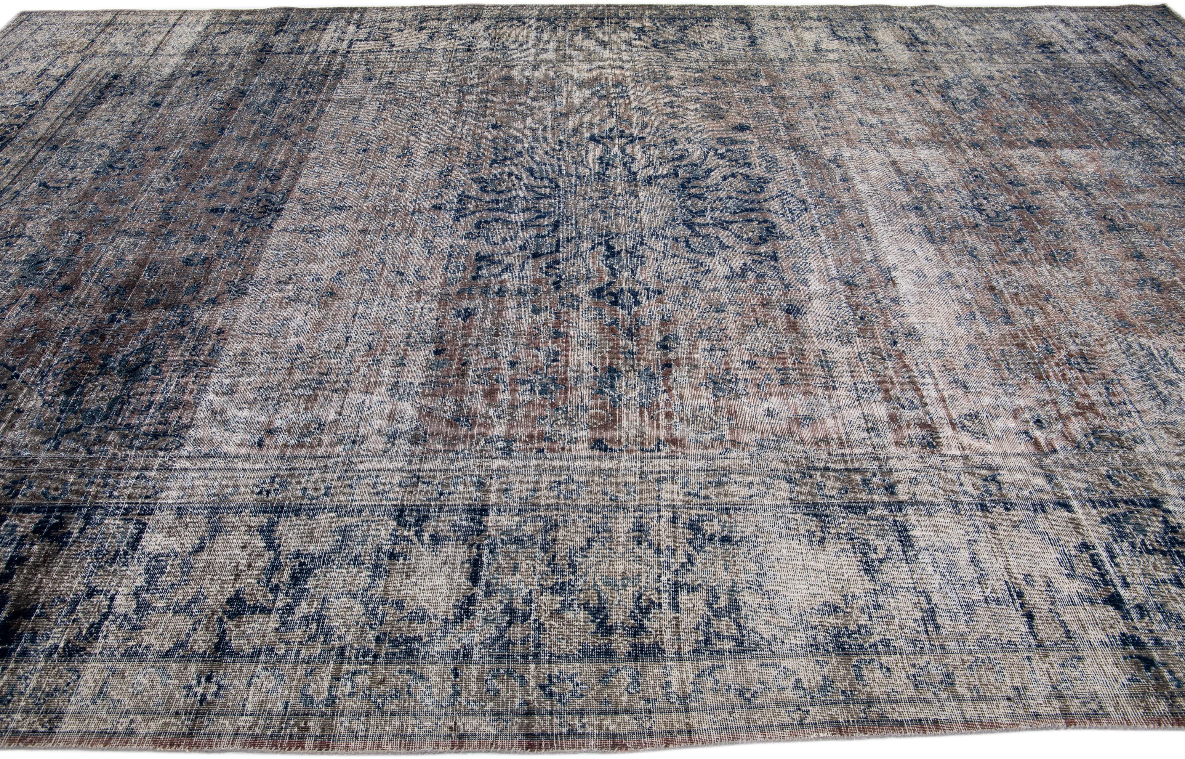 Tapis persan ancien de Tabriz en laine marron à médaillons, fait à la main Abîmé - En vente à Norwalk, CT