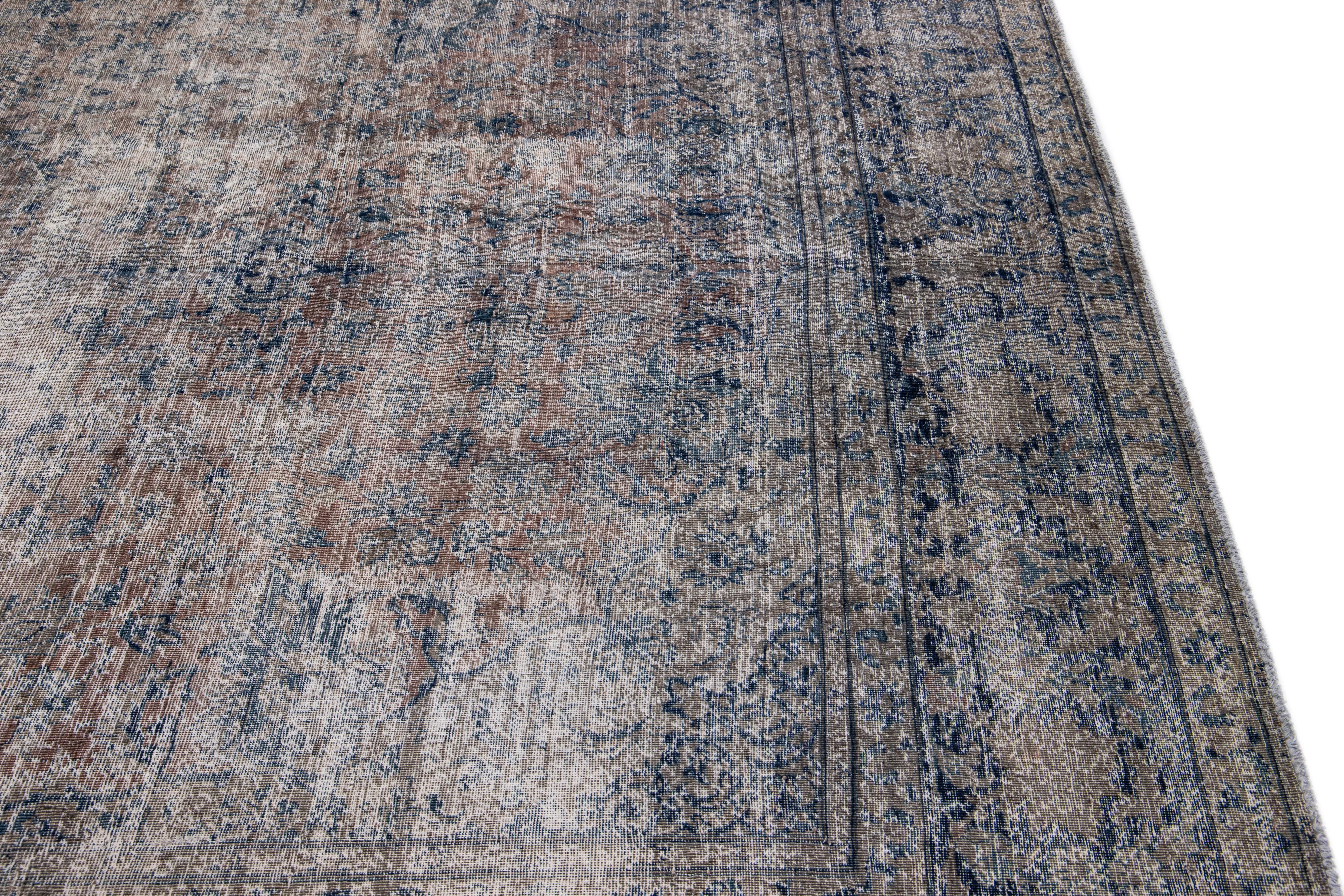 Laine Tapis persan ancien de Tabriz en laine marron à médaillons, fait à la main en vente