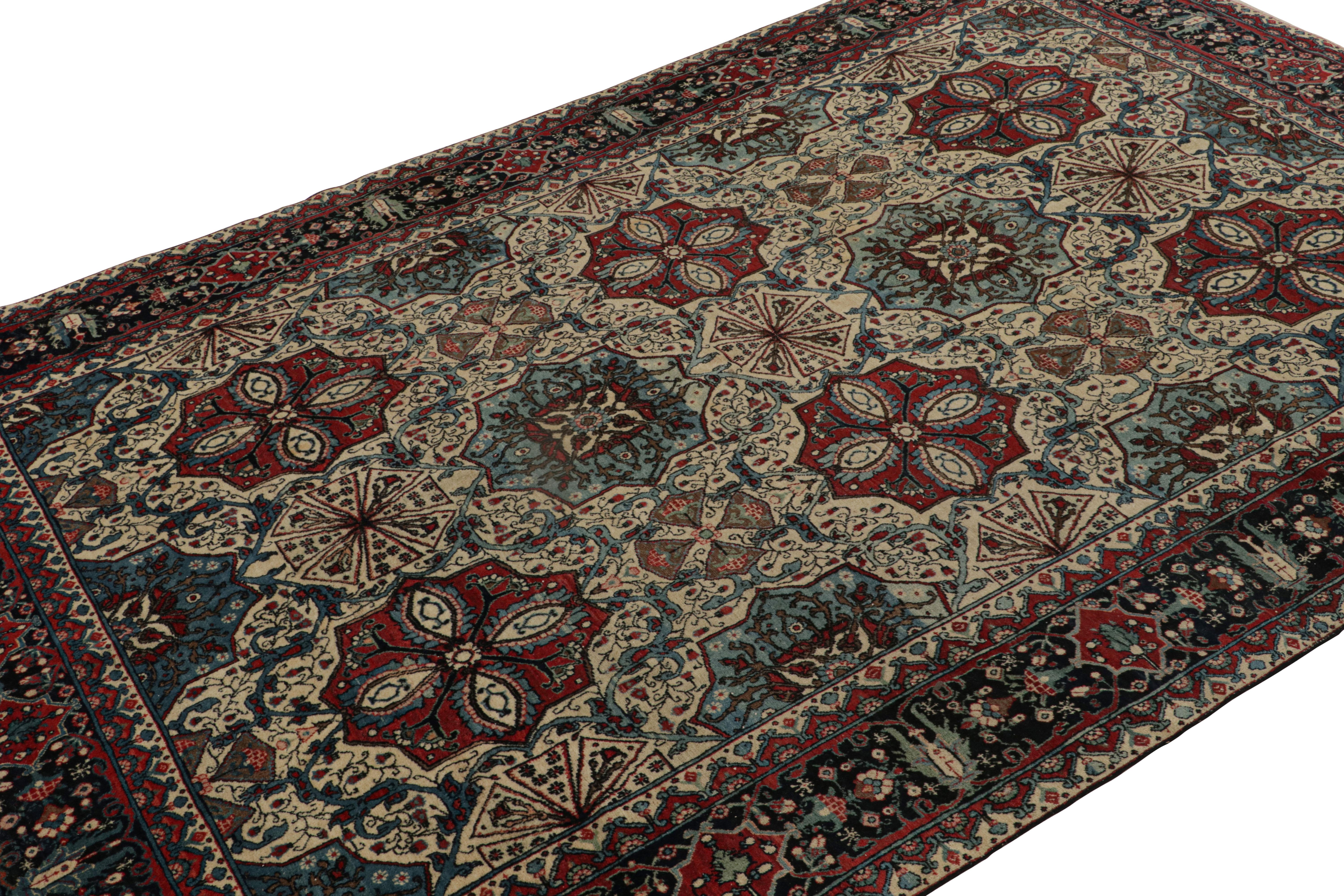 Scopri l'eleganza di questo antico tappeto persiano Tabriz, un capolavoro tessuto a mano alla fine del XIX secolo proveniente dalla rinomata città di Tabriz, in Iran. I suoi intricati medaglioni floreali e la ricca tavolozza di rossi, blu e crema