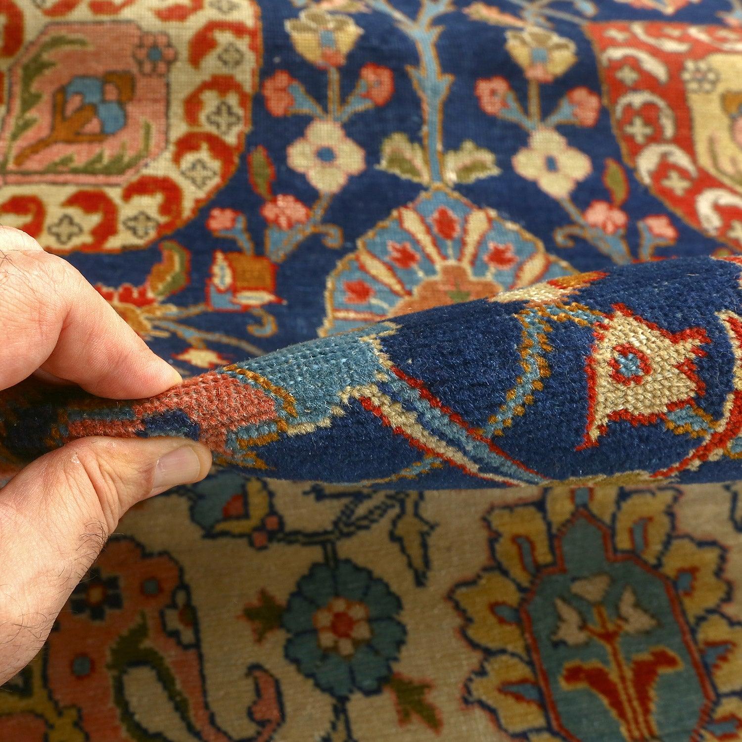 La storia dei tappeti di Tabriz risale al XVI secolo, durante la dinastia Safavide, quando Tabriz divenne un importante centro di tessitura di tappeti. La posizione strategica della città lungo la Via della Seta facilitava il commercio e lo scambio