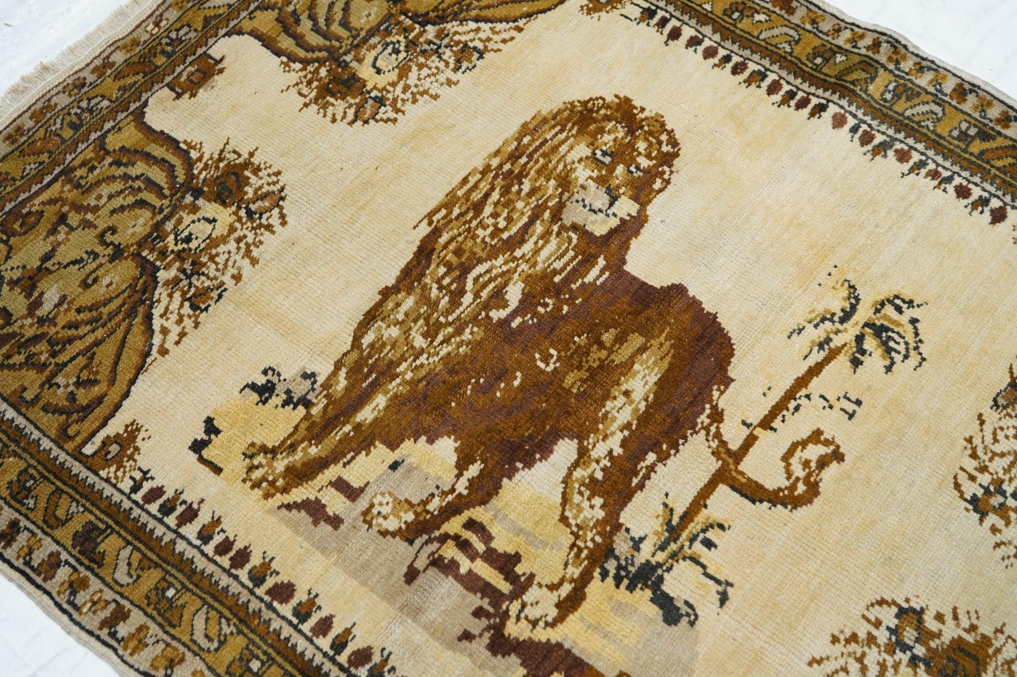 Antico leone persiano Tabriz in lana  Tappeto 3'7'' x 4'8'' In condizioni buone in vendita a New York, NY