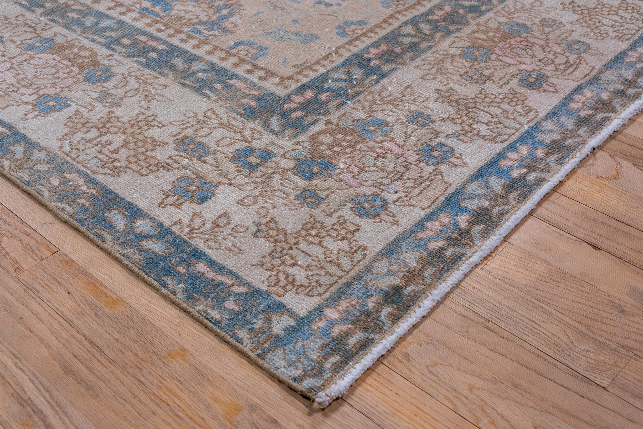 Perse Tabriz persan ancien dans des tons sourds de bleu et de beige en vente