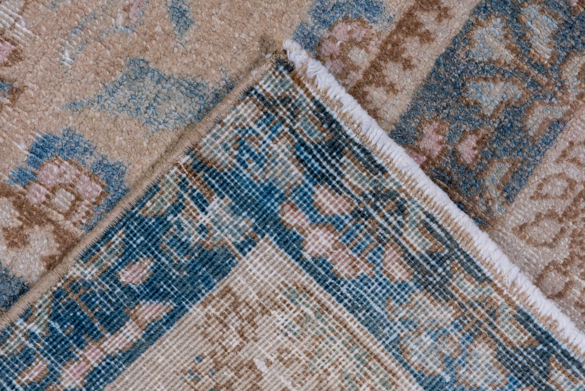 Tabriz persan ancien dans des tons sourds de bleu et de beige Excellent état - En vente à New York, NY