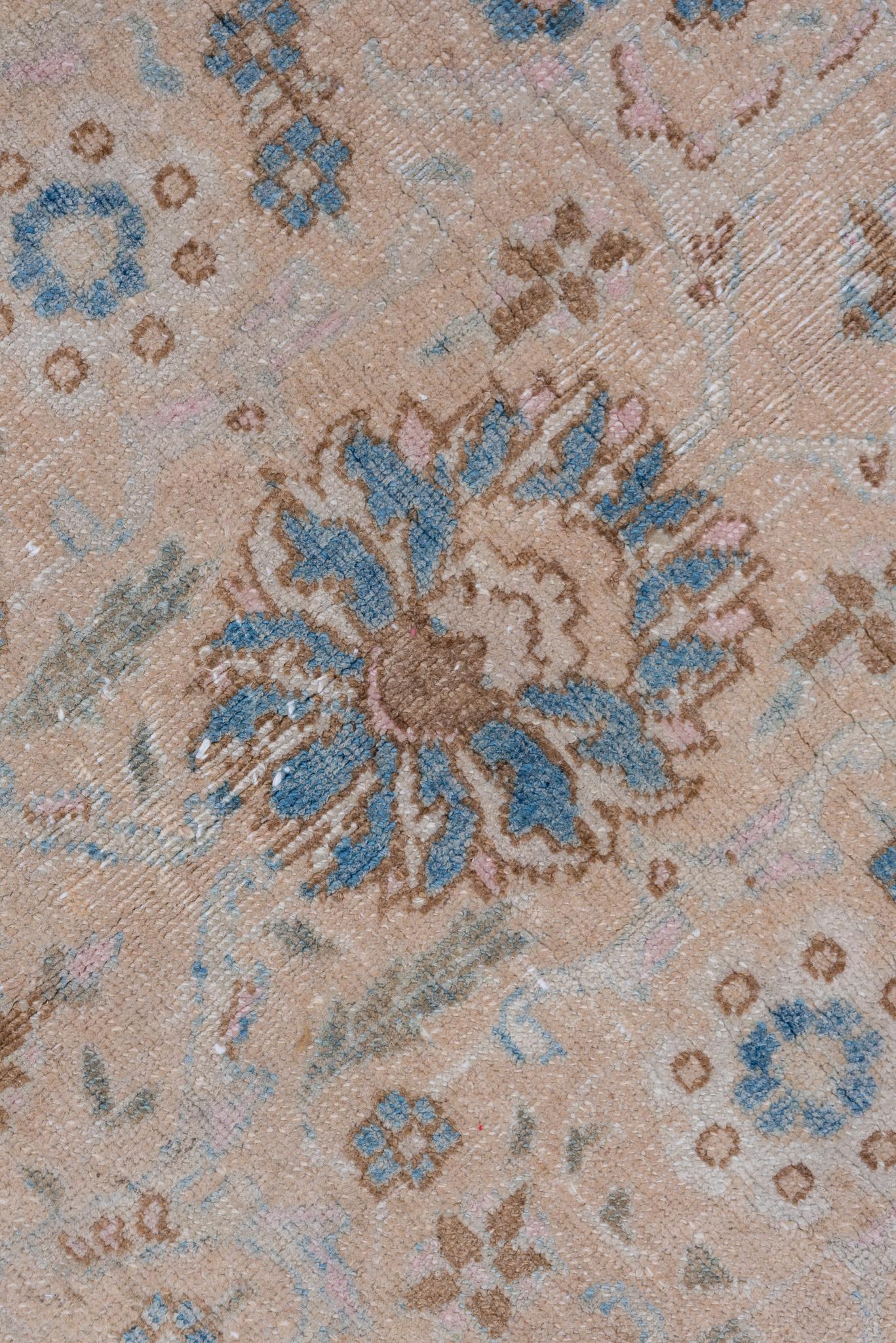 20ième siècle Tabriz persan ancien dans des tons sourds de bleu et de beige en vente