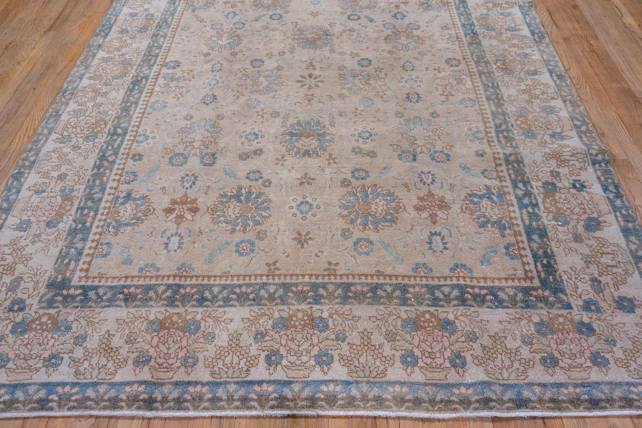 Laine Tabriz persan ancien dans des tons sourds de bleu et de beige en vente