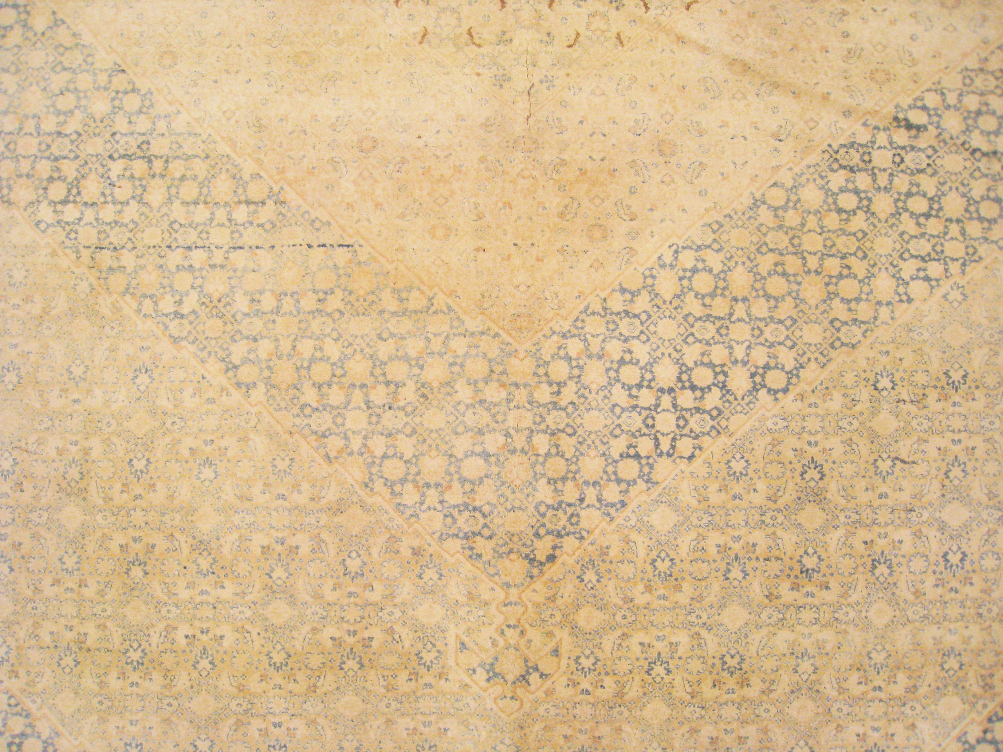 Antico tappeto orientale persiano Tabriz di grandi dimensioni, con colori tenui In condizioni discrete in vendita a New York, NY