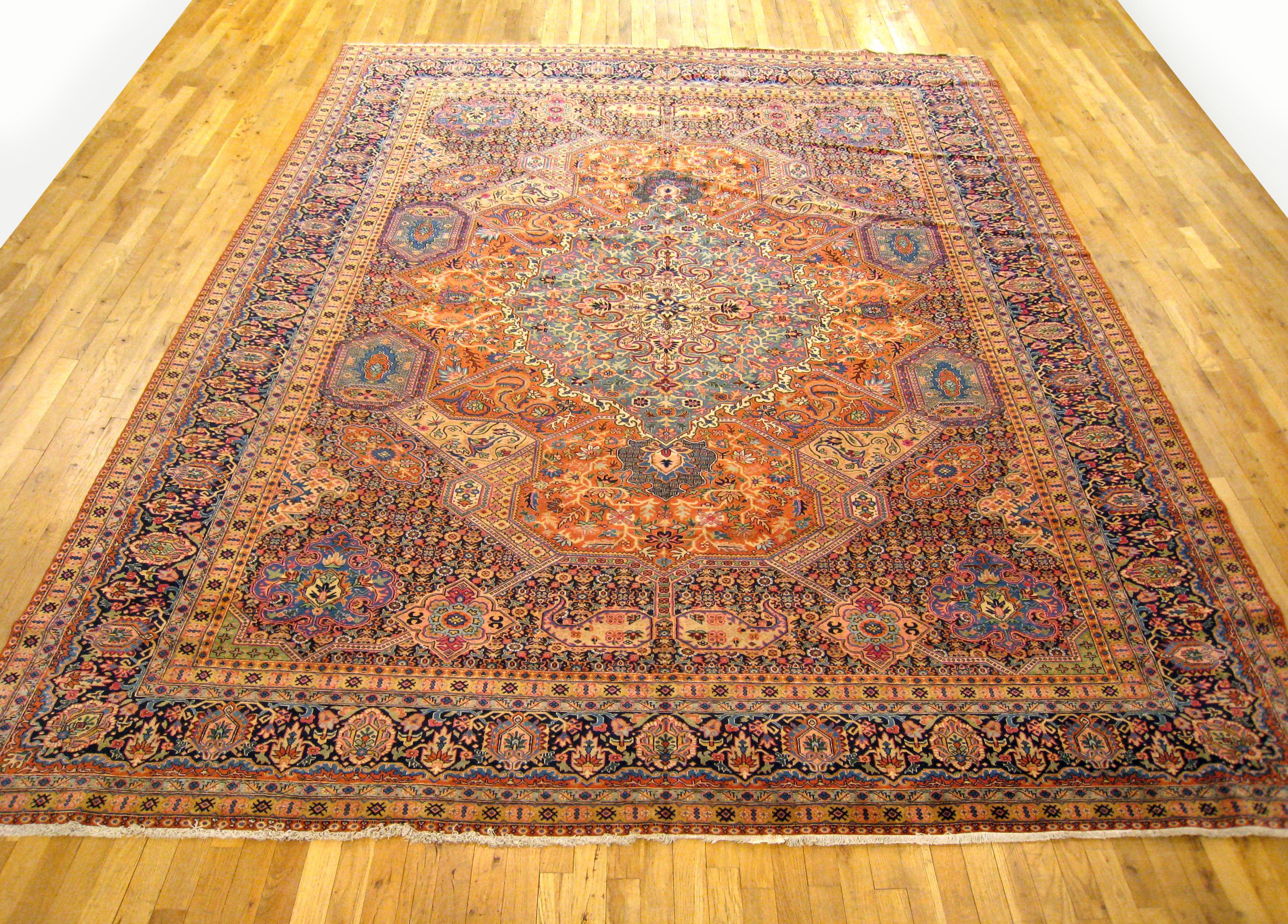Antique Persian Tabriz  Tapis d'Orient, circa 1900, taille des pièces

Tapis oriental persan ancien de Tabriz, vers 1900. Taille : 12'9
