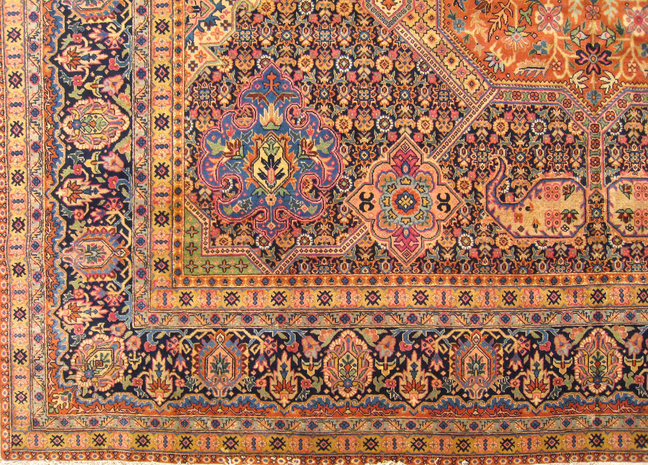 Perse Tapis persan ancien de Tabriz Oriental de taille normale avec médaillon central en vente