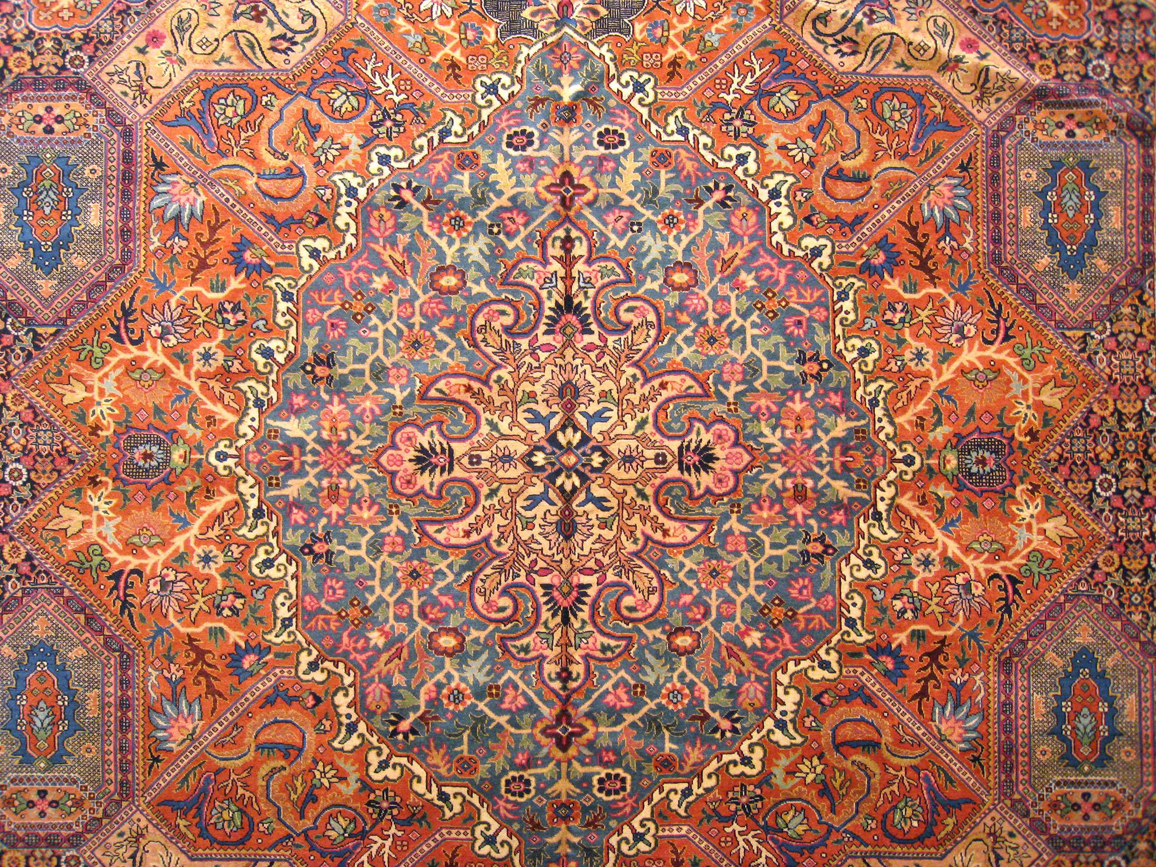 Noué à la main Tapis persan ancien de Tabriz Oriental de taille normale avec médaillon central en vente