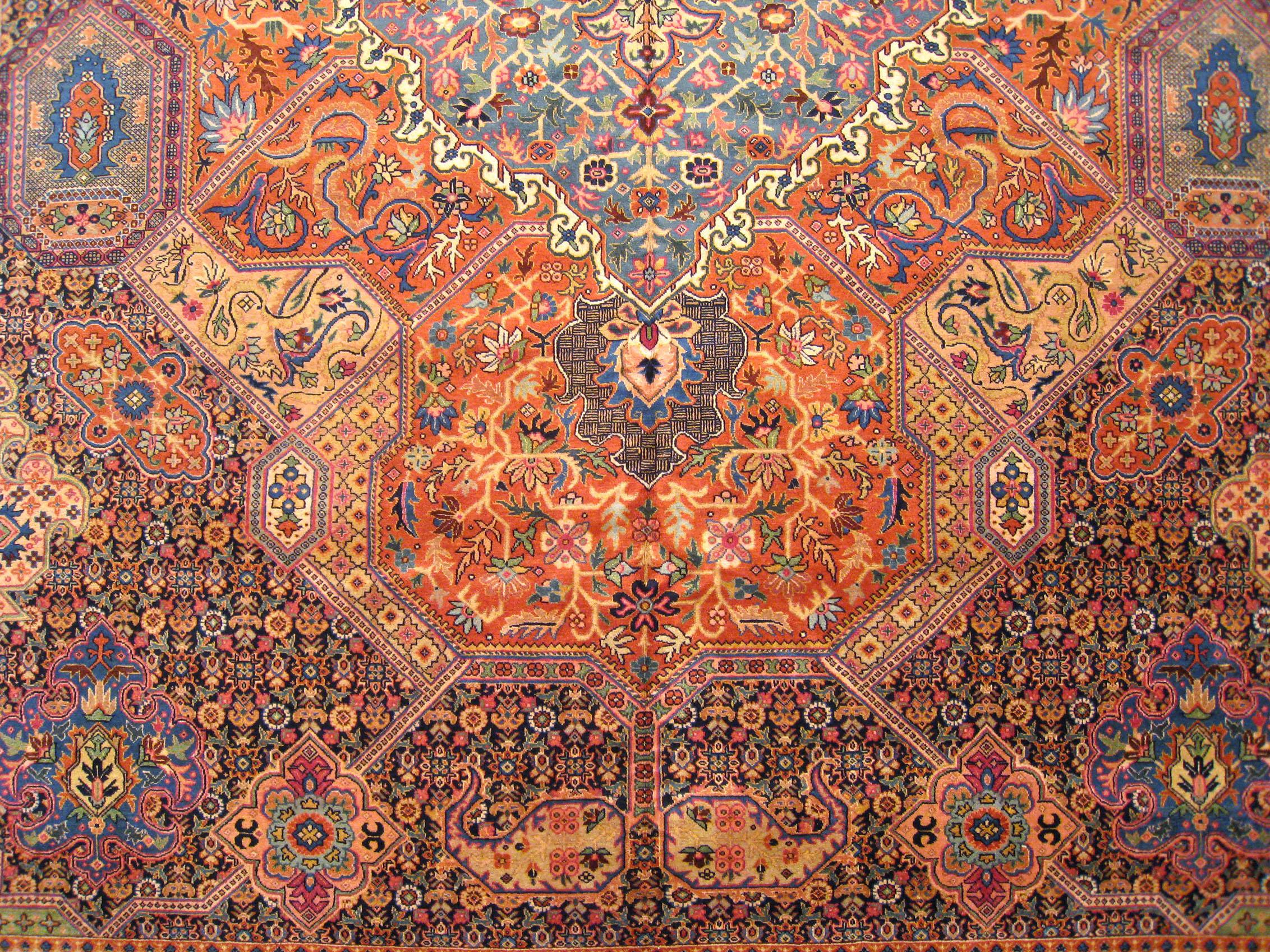 Tapis persan ancien de Tabriz Oriental de taille normale avec médaillon central Bon état - En vente à New York, NY