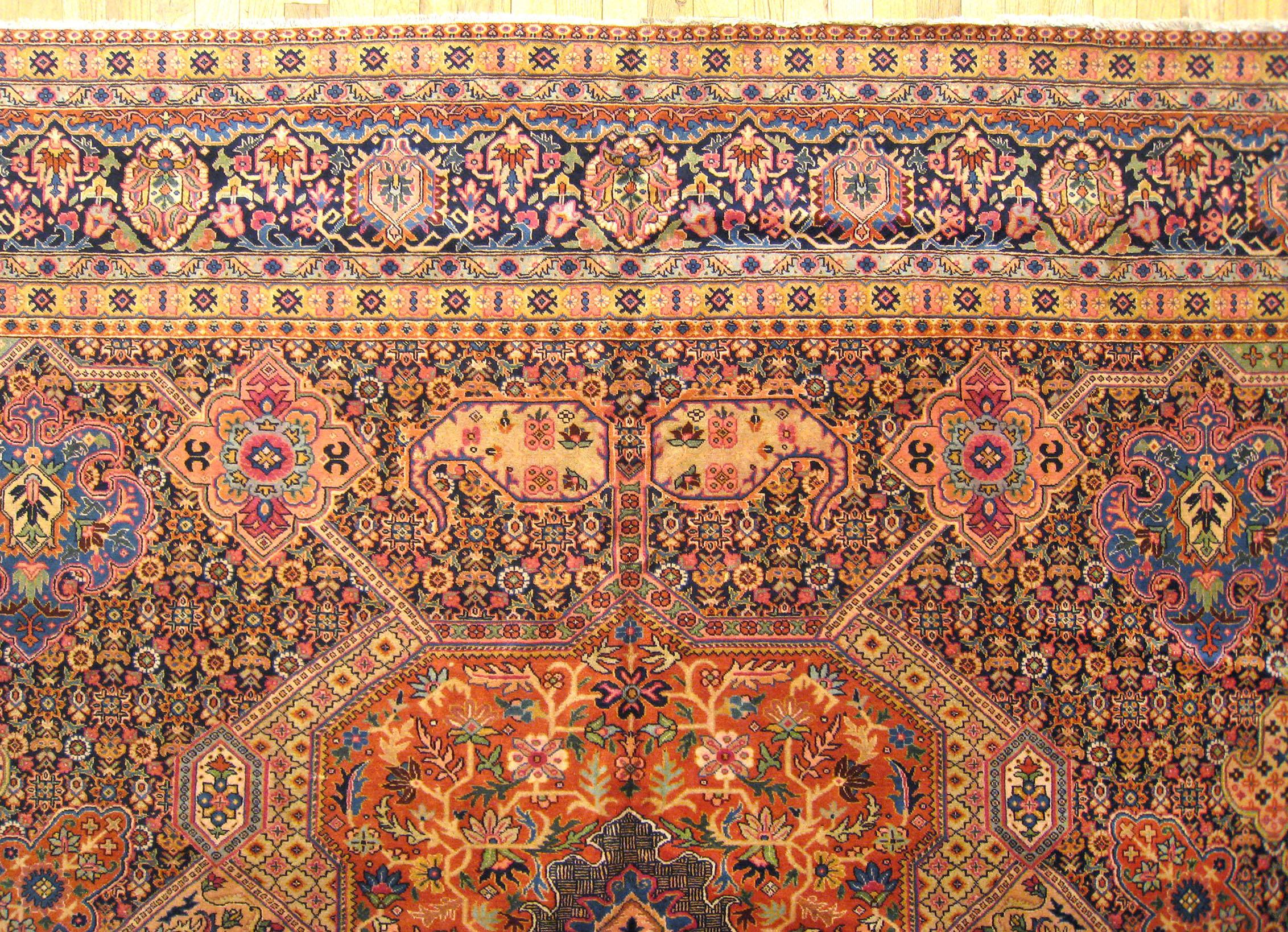 Début du 20ème siècle Tapis persan ancien de Tabriz Oriental de taille normale avec médaillon central en vente
