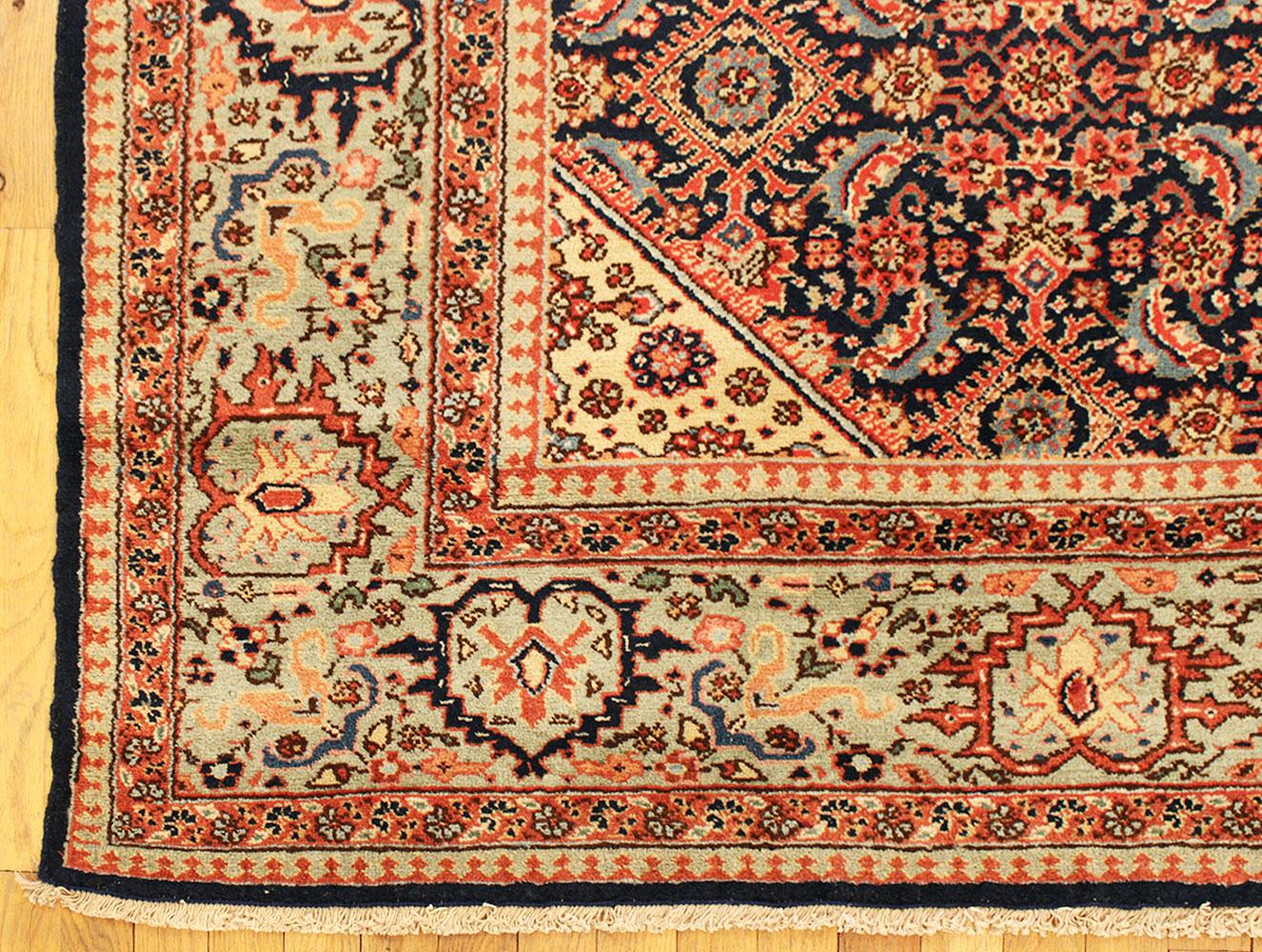 Antico tappeto persiano Tabriz orientale in formato camera con disegno Herati in vendita 1