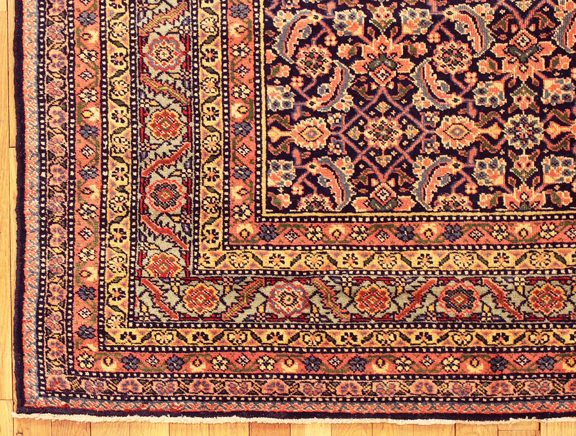 Antico tappeto persiano Tabriz orientale in formato camera con disegno Herati in vendita 1