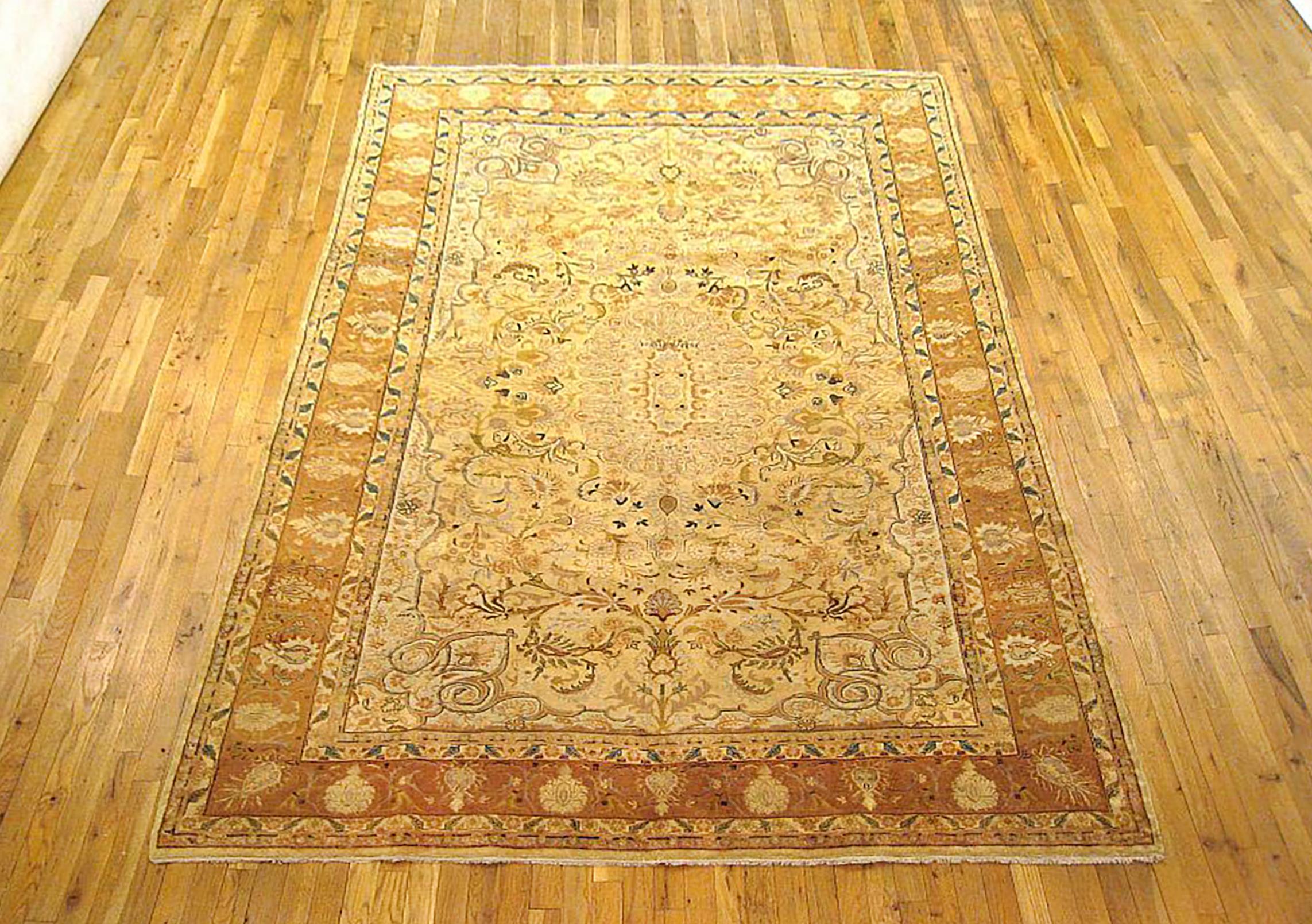 Antique Perisan Tabriz  Tapis d'Orient, circa 1920, taille d'une pièce

Tapis oriental persan ancien de Tabriz, vers 1920. Taille : 10'0