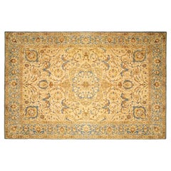Antiker persischer Täbris- orientalischer Teppich in Zimmergröße mit Medaillon
