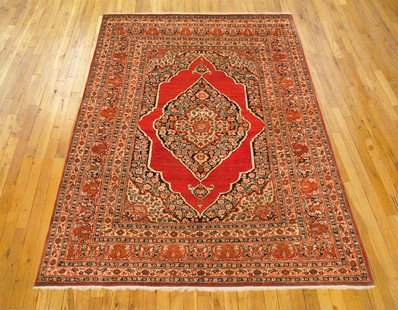 Tapis oriental persan ancien de Tabriz, vers 1900, de petite taille.

Tapis oriental persan ancien de Tabriz, vers 1900. Taille : 5'6