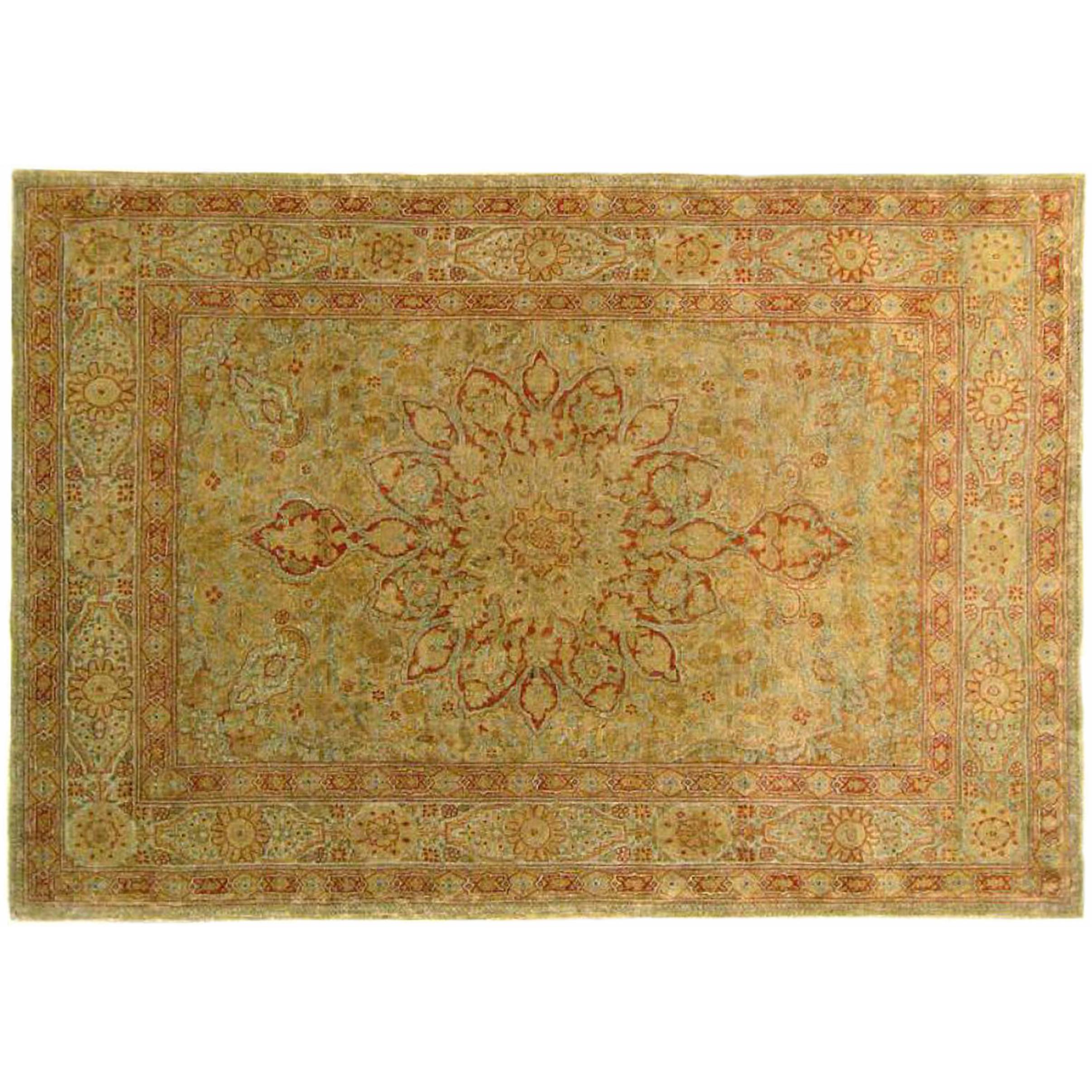 Antiker persischer Täbris- Orientteppich in Kleingröße mit Medaillon und weichen Farben, antik