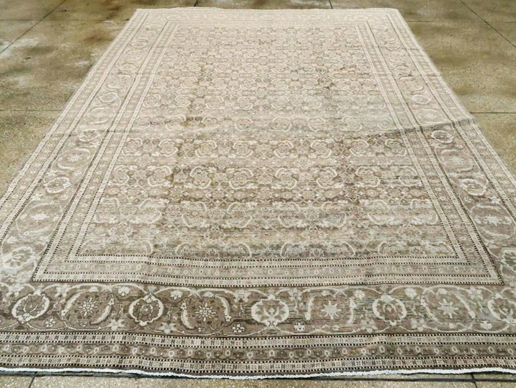 Questo tappeto persiano Tabriz dell'inizio del XX secolo, che misura 8' 8