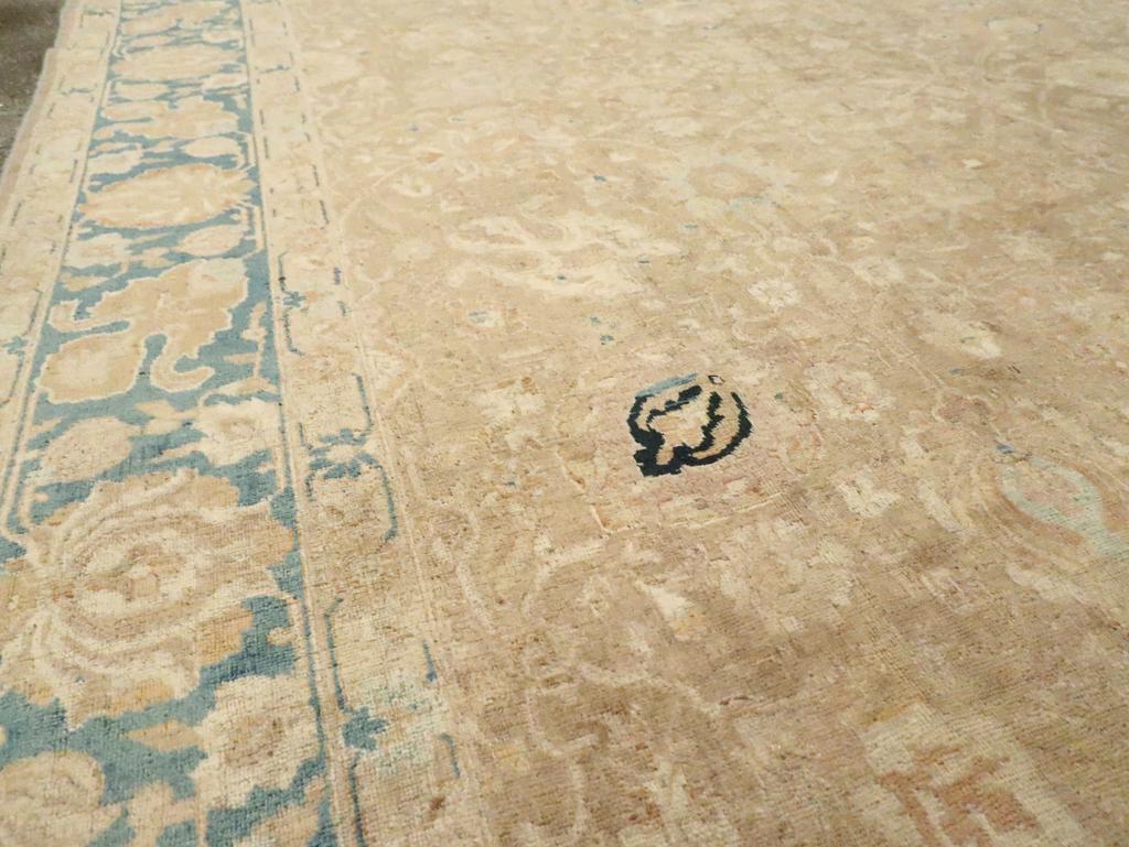 Antiker persischer Täbris-Teppich in Zimmergröße (Tabriz) im Angebot