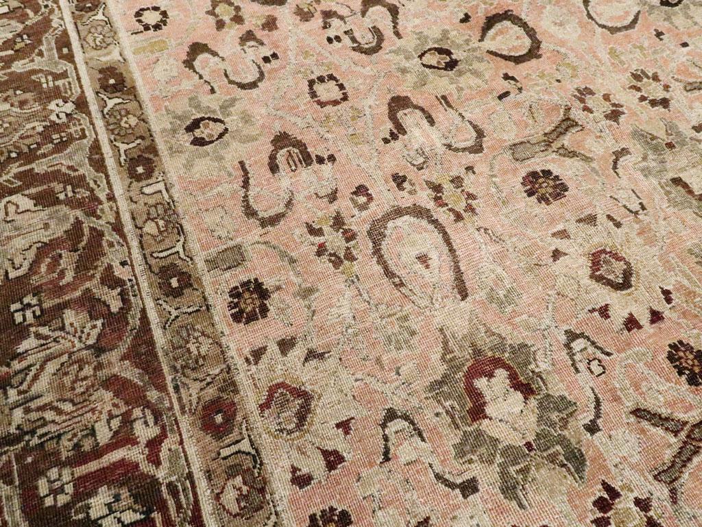 Antiker persischer Täbris-Teppich in Zimmergröße (Tabriz) im Angebot