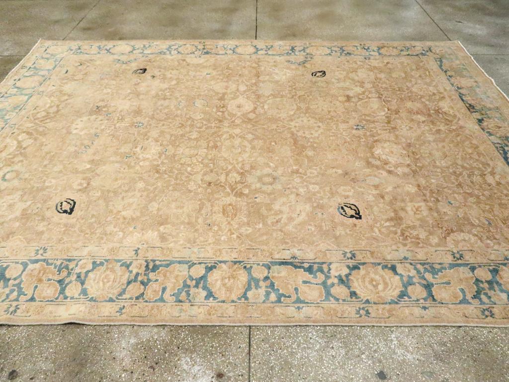 Antiker persischer Täbris-Teppich in Zimmergröße (Persisch) im Angebot