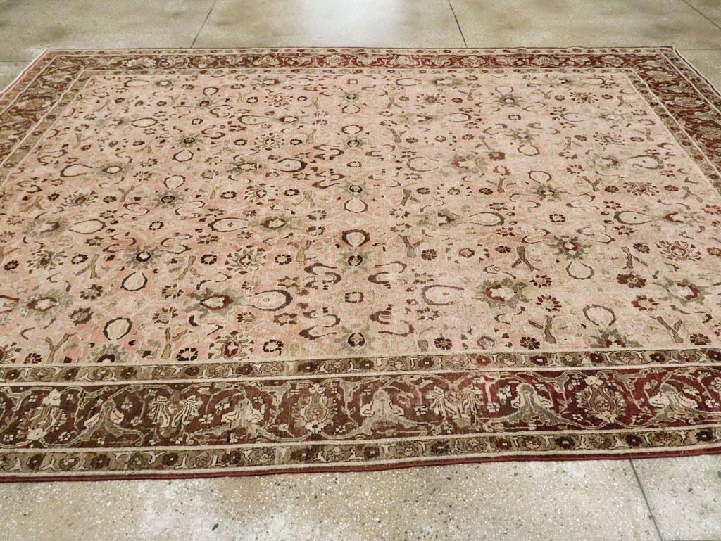 Antiker persischer Täbris-Teppich in Zimmergröße (Persisch) im Angebot