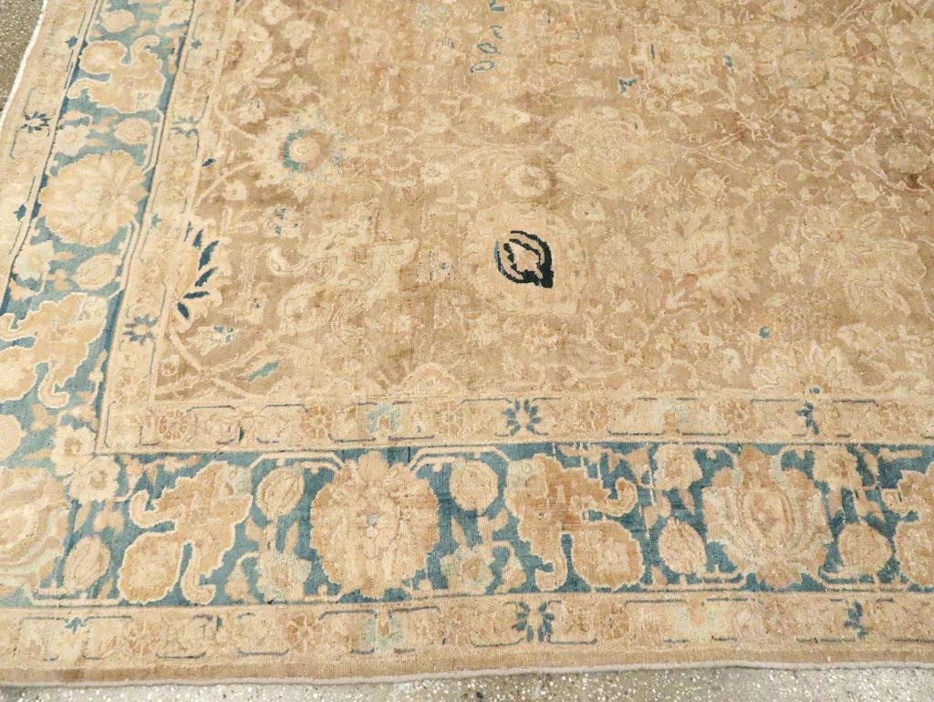 Antiker persischer Täbris-Teppich in Zimmergröße (Handgeknüpft) im Angebot