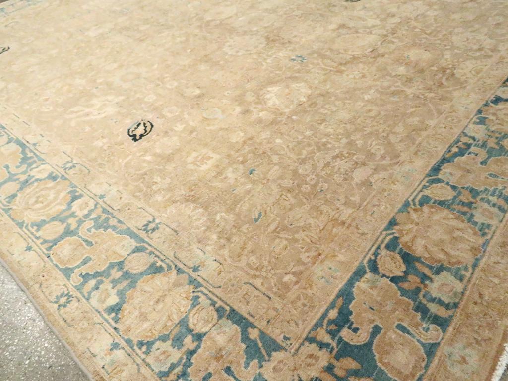 Antiker persischer Täbris-Teppich in Zimmergröße im Zustand „Hervorragend“ im Angebot in New York, NY