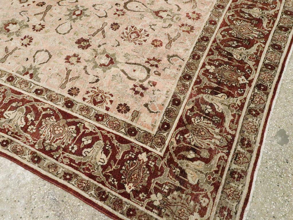 Antiker persischer Täbris-Teppich in Zimmergröße im Zustand „Hervorragend“ im Angebot in New York, NY