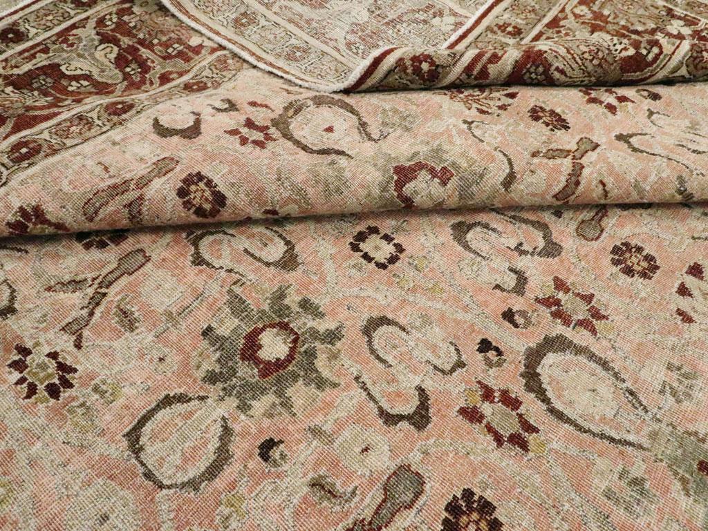 Antiker persischer Täbris-Teppich in Zimmergröße (20. Jahrhundert) im Angebot