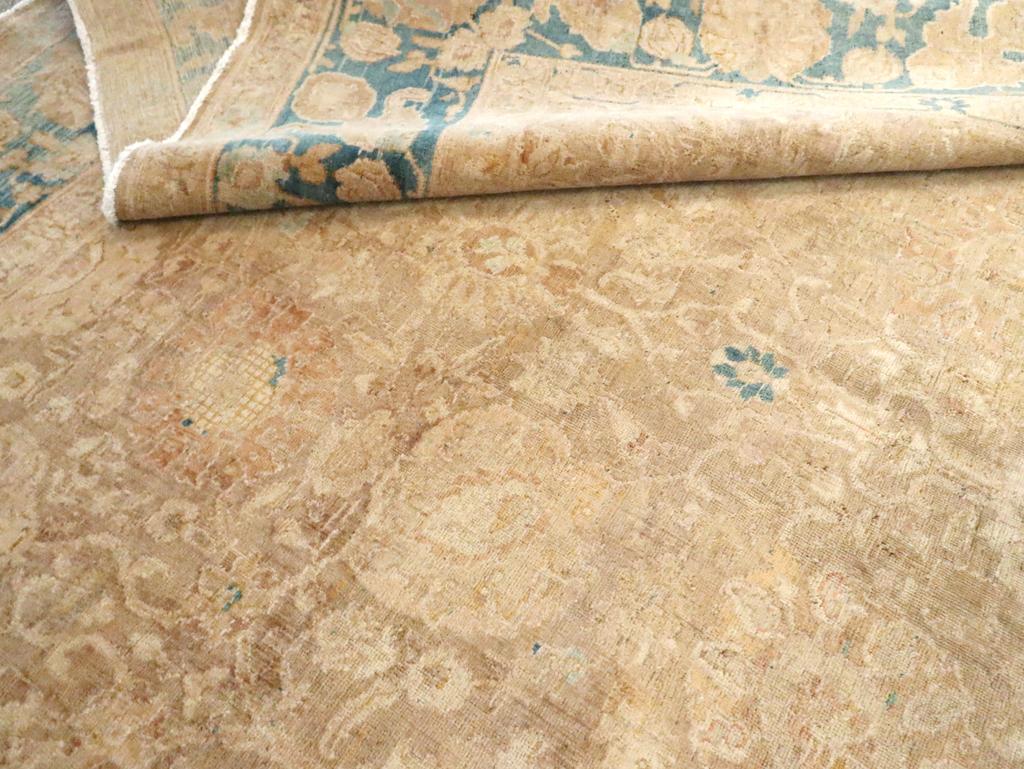 Antiker persischer Täbris-Teppich in Zimmergröße (Wolle) im Angebot