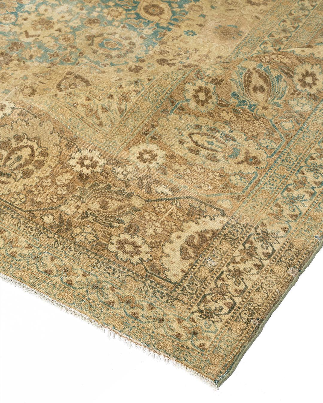 Antico tappeto persiano Tabriz, 10'9 x 15'6. Una versione a piccoli motivi dell'immancabile disegno harshang (granchio) con vari stili di palmette, rosette e foglie ricopre da vicino il fondo blu chiaro di questo tappeto Tabriz urbano finemente