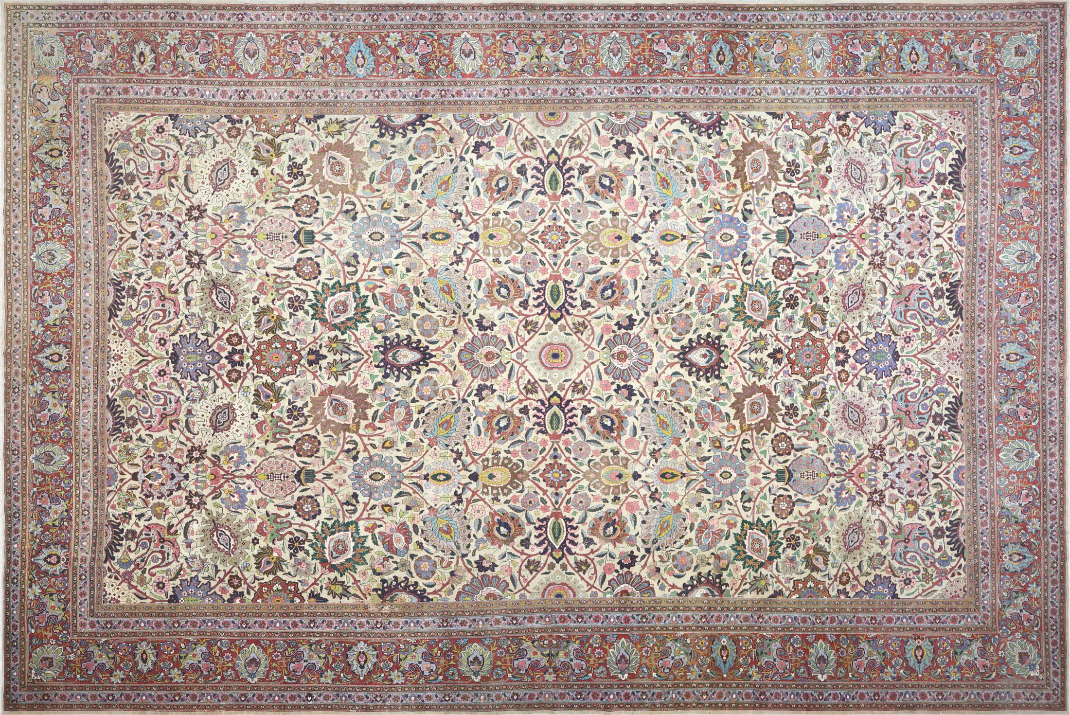 Plongez dans l'art intemporel de ce tapis Tabriz persan ancien, une création magistrale mesurant 16'3