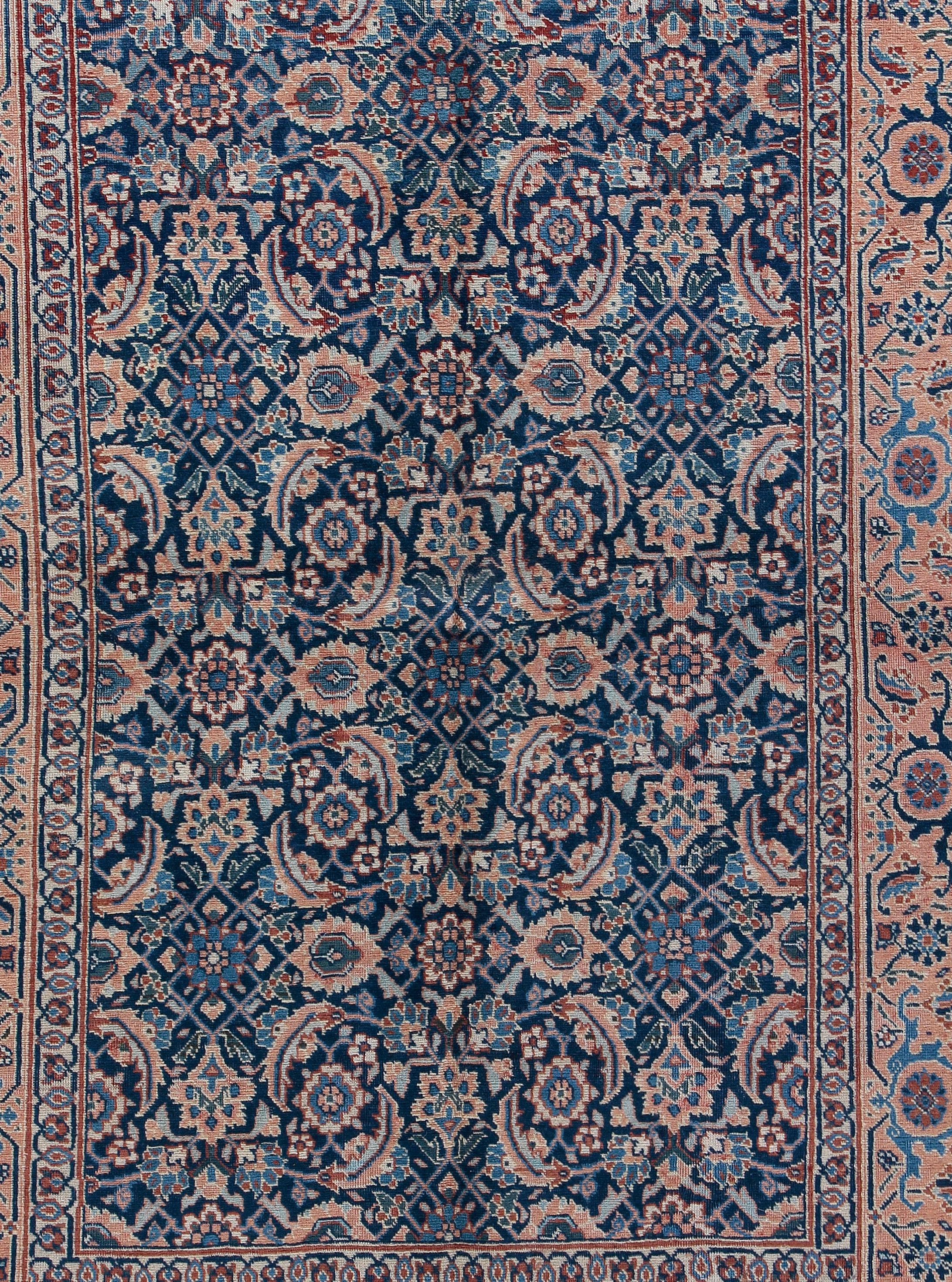 Antike persische Tabriz Teppich 4'7 x 6'7. Diese antike Tabriz handgeknüpften Teppich hat eine marineblaue Feld mit einer Fülle von floralen Elementen gefüllt, ist der Teppich in sehr gutem Zustand mit einem niedrigen Flor, dass die Patina so