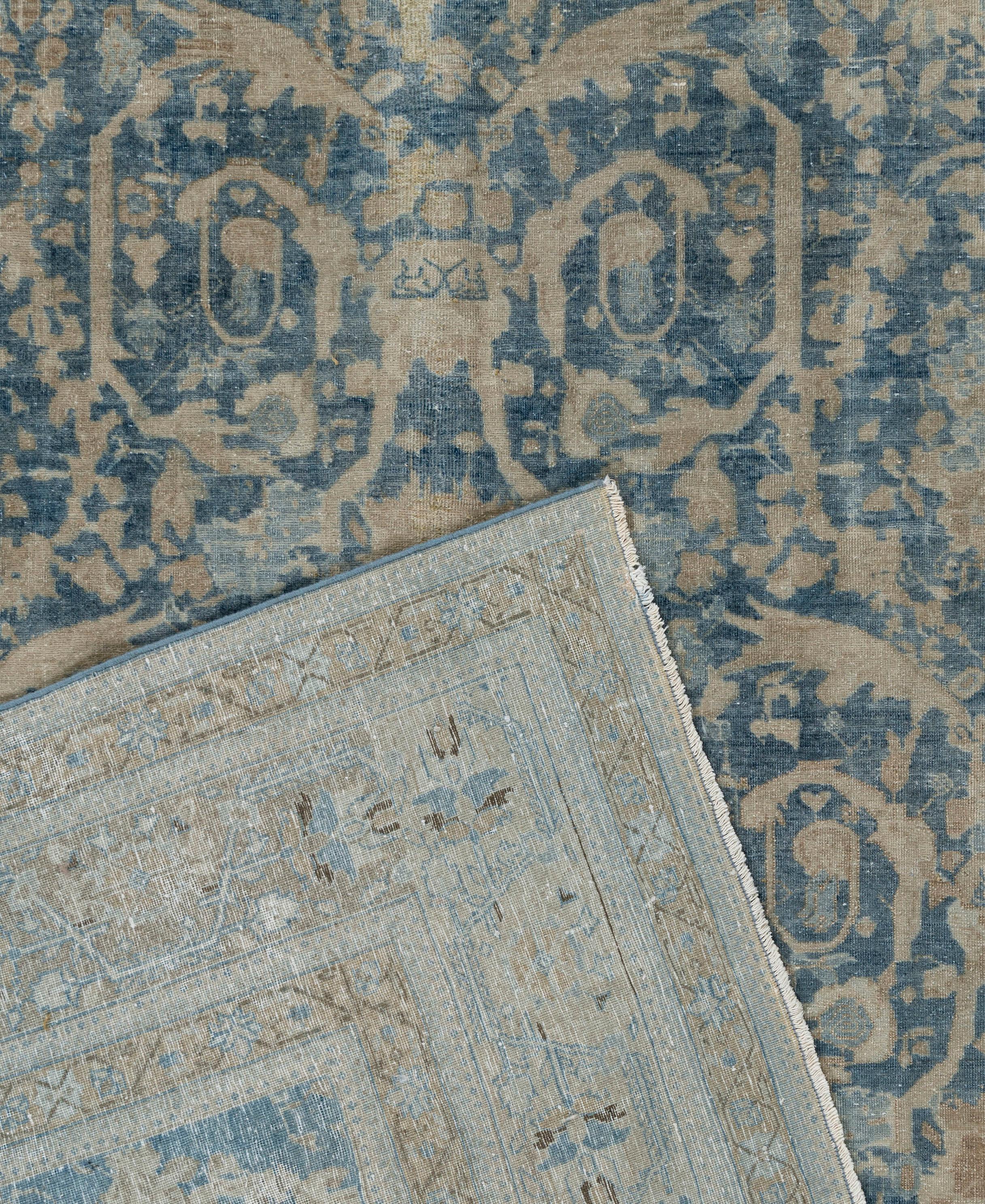 Antiker persischer Täbris-Teppich 9'2 x 13'2. Antike persische floralen Täbris Teppich mit einem gedämpften marineblauen Boden mit reizvollen floralen Mustern alle von einem helleren Grenze und zwei Wache Grenzen umgeben gefüllt.