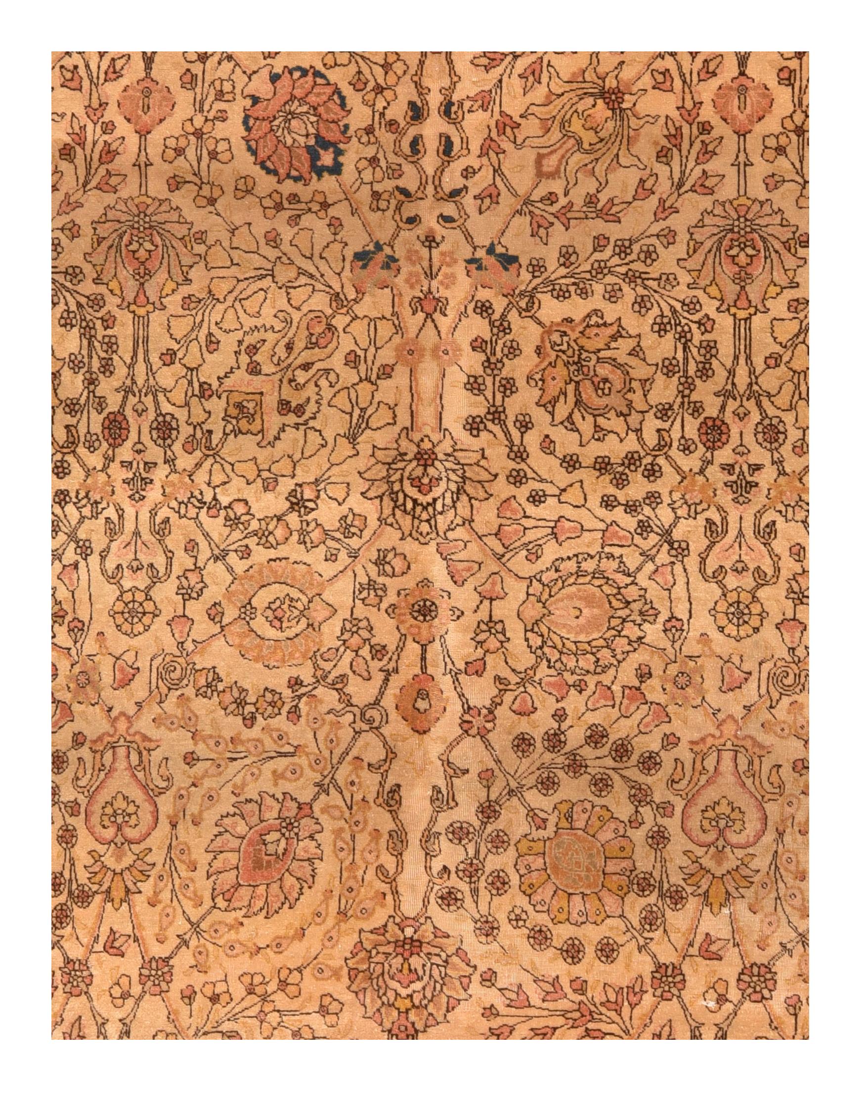 Tapis persan antique Tabriz 9'8'' x 13'2''. Le champ de paille abrasé présente un veron dense du motif unidirectionnel 
