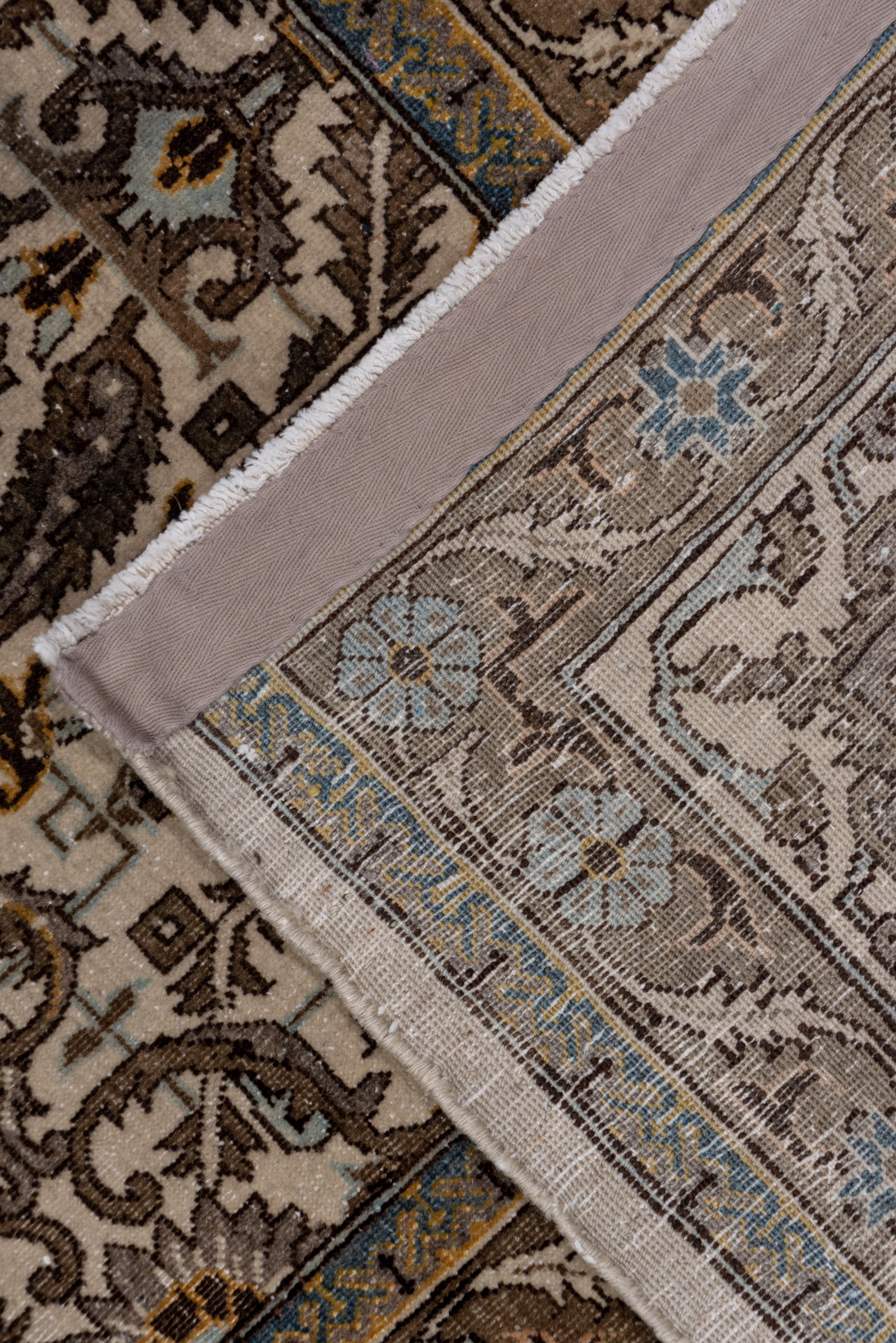 Antiker persischer Täbriz-Teppich in Feld- und Erdtönen, ca. 1930er Jahre (Tabriz) im Angebot