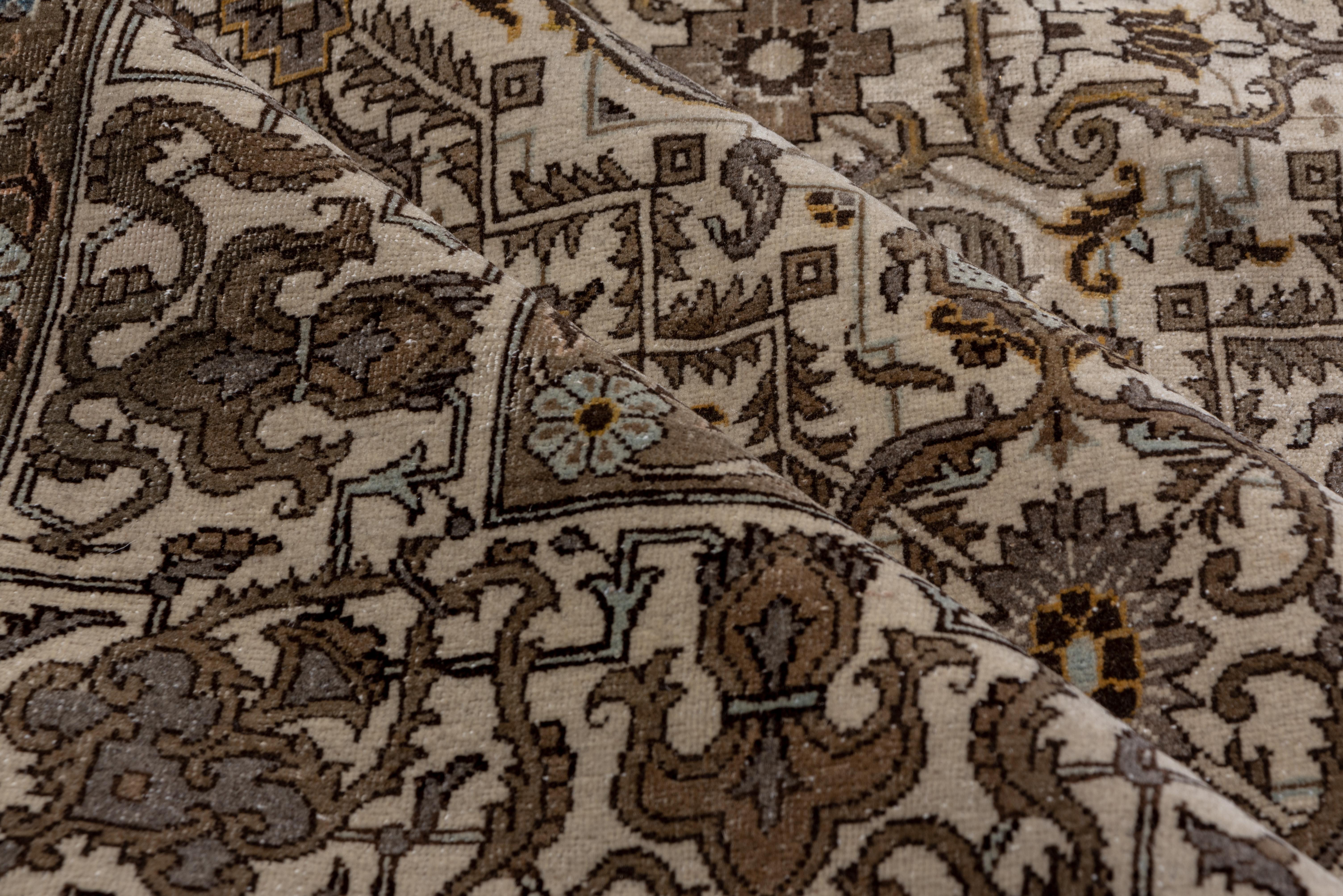 Antiker persischer Täbriz-Teppich in Feld- und Erdtönen, ca. 1930er Jahre (Persisch) im Angebot
