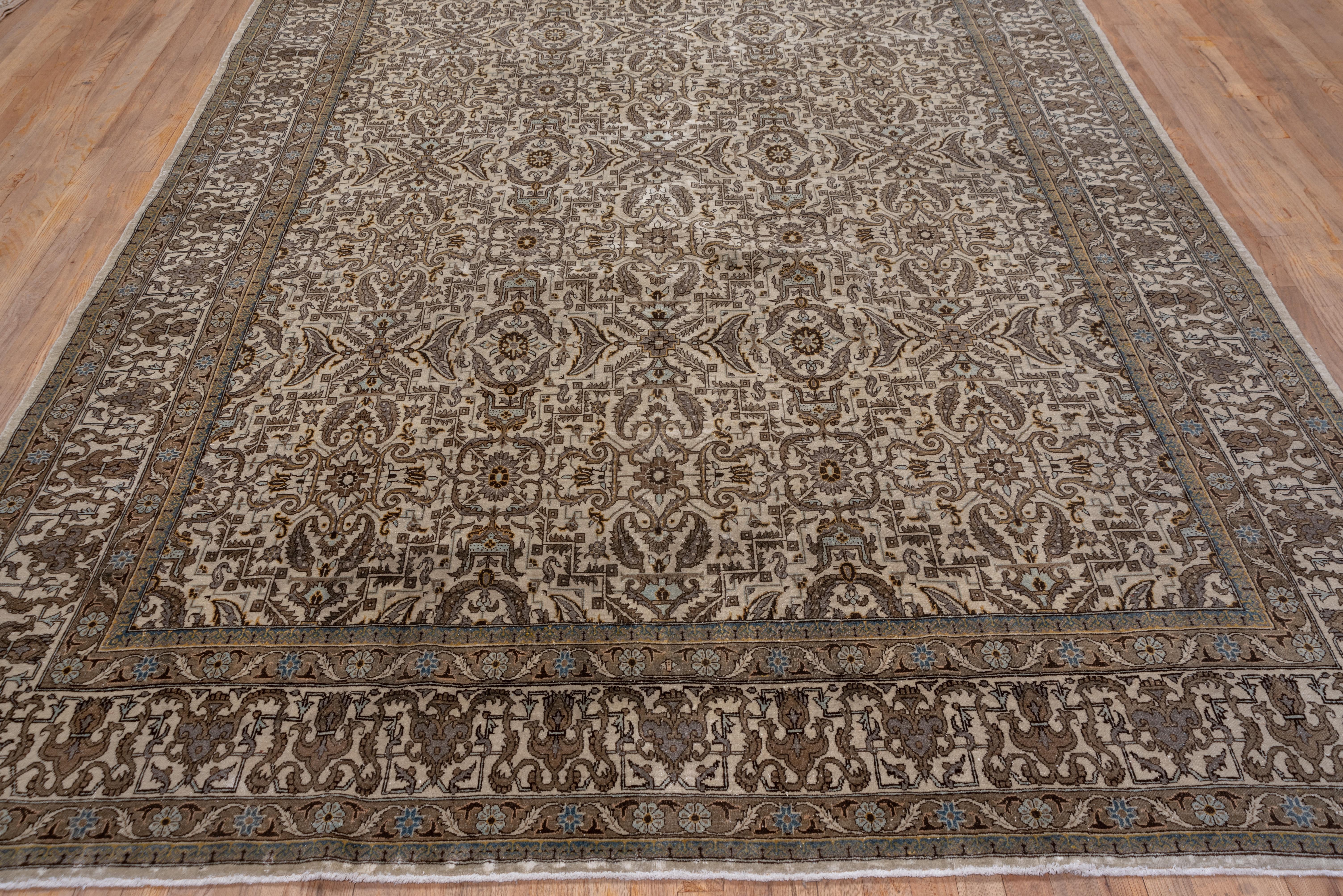 Antiker persischer Täbriz-Teppich in Feld- und Erdtönen, ca. 1930er Jahre (Handgeknüpft) im Angebot