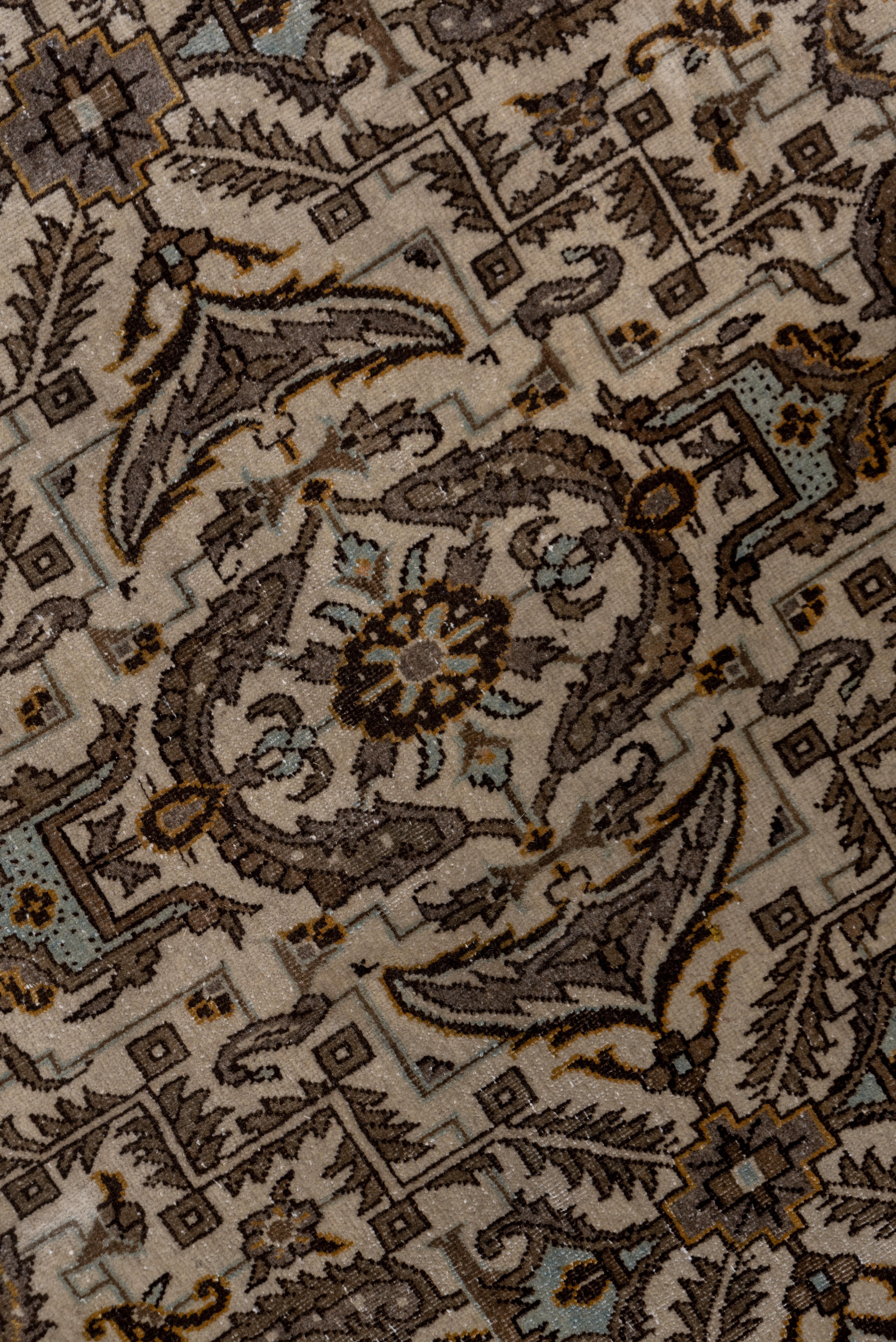 Antiker persischer Täbriz-Teppich in Feld- und Erdtönen, ca. 1930er Jahre (Mitte des 20. Jahrhunderts) im Angebot