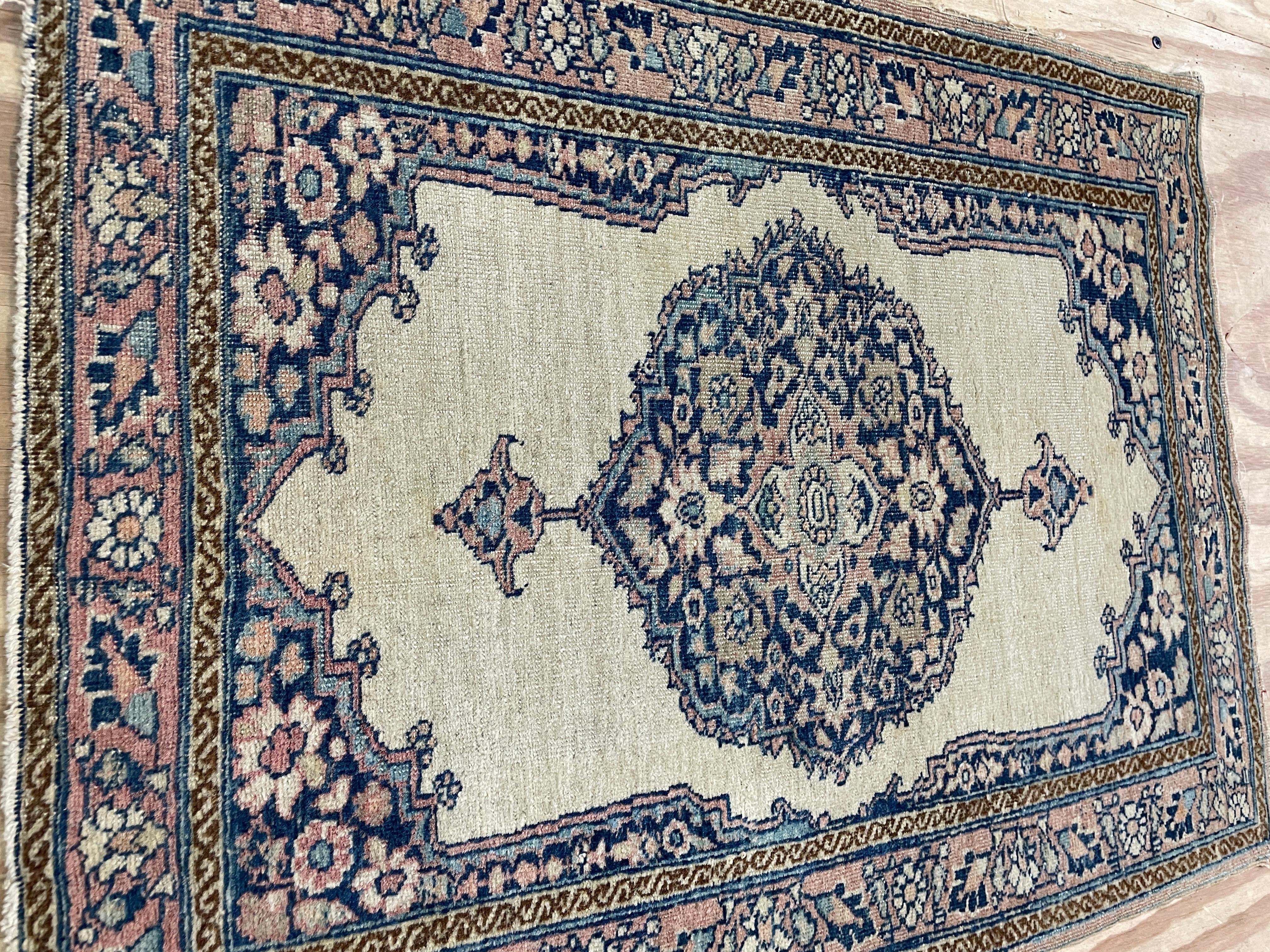 Tabriz persiano antico  Tappeto, così com'è In condizioni buone in vendita a Evanston, IL