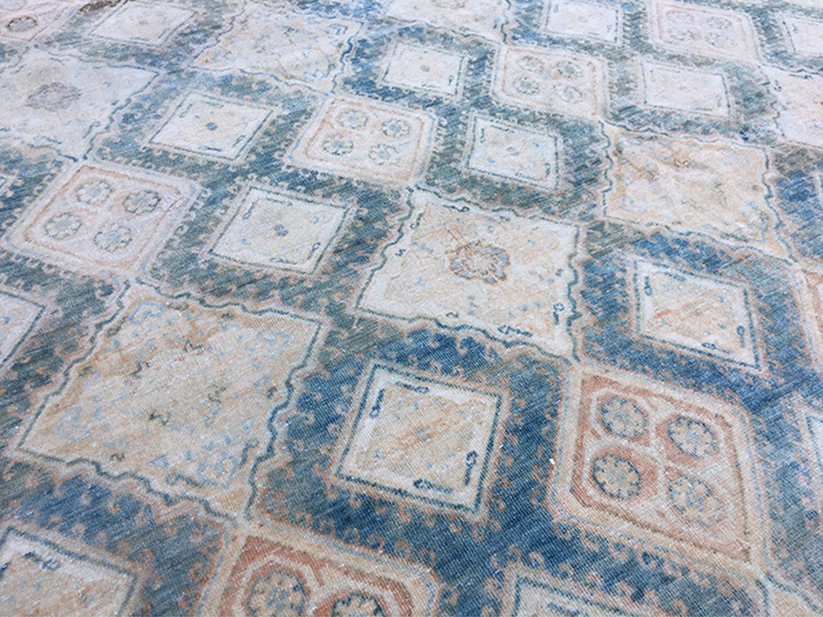 20ième siècle Ancien tapis persan de Tabriz bleu ivoire rouille brun clair en vente