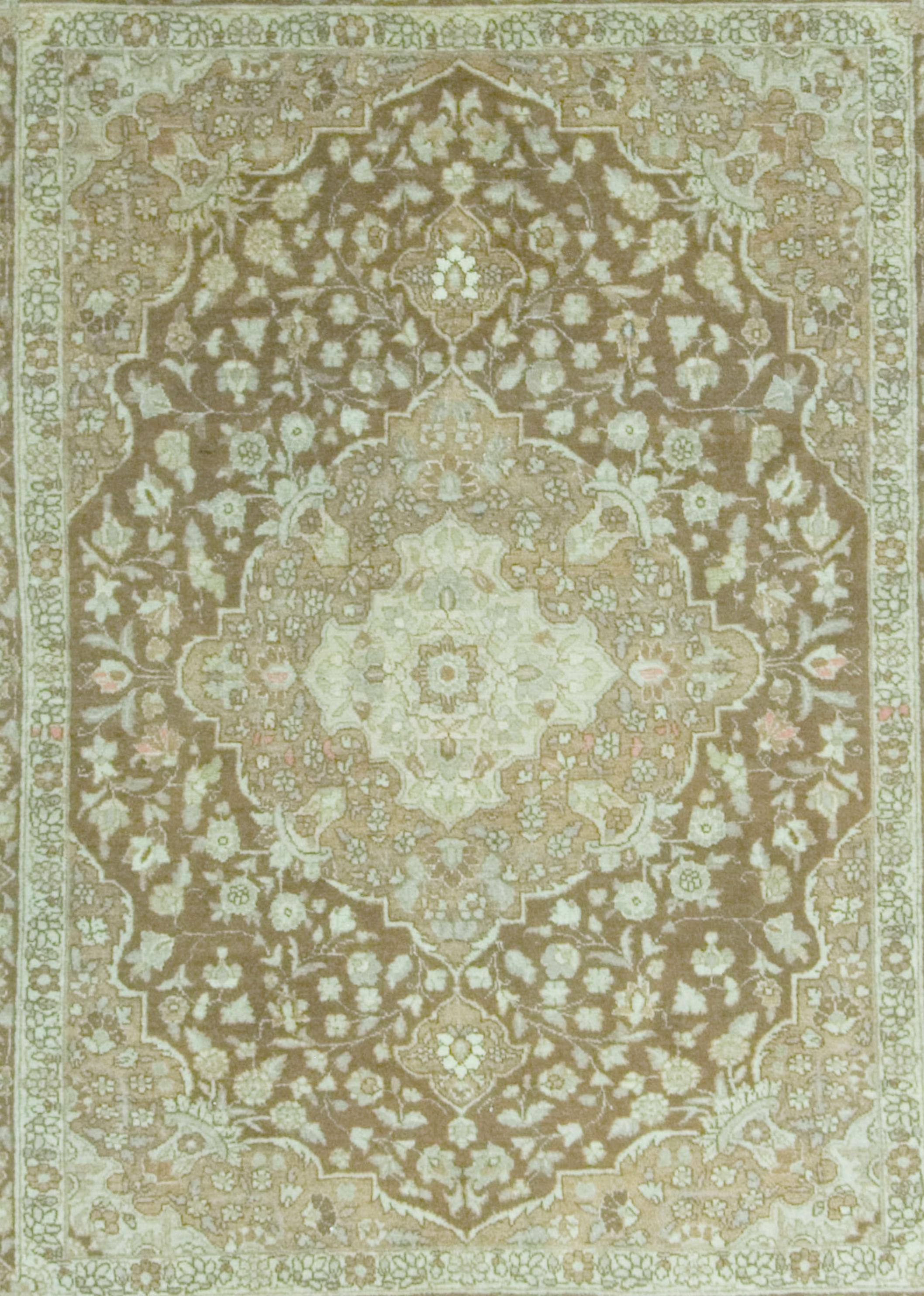 Antiker persischer Täbris-Teppich:: um 1900:: 4'4 x 5'9 (Handgewebt) im Angebot