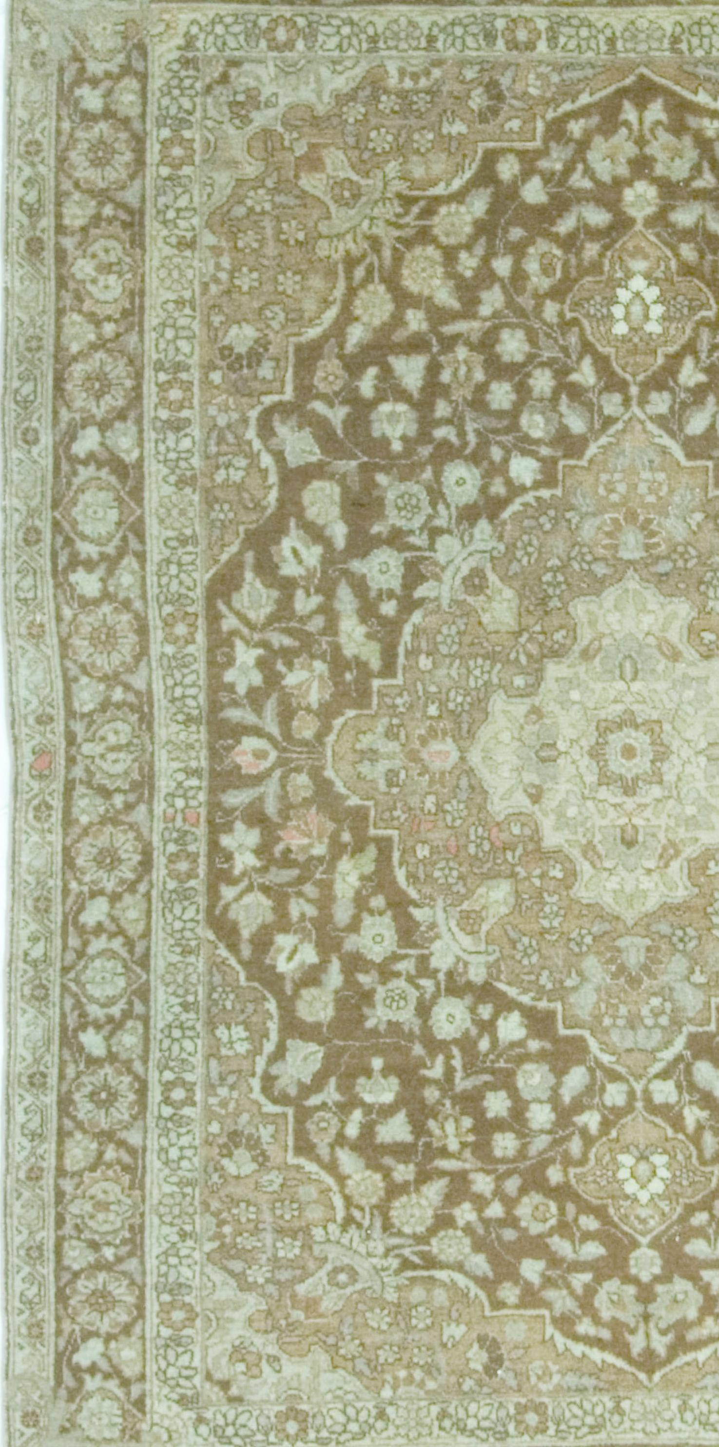 Antiker persischer Täbris-Teppich:: um 1900:: 4'4 x 5'9 im Zustand „Gut“ im Angebot in New York, NY