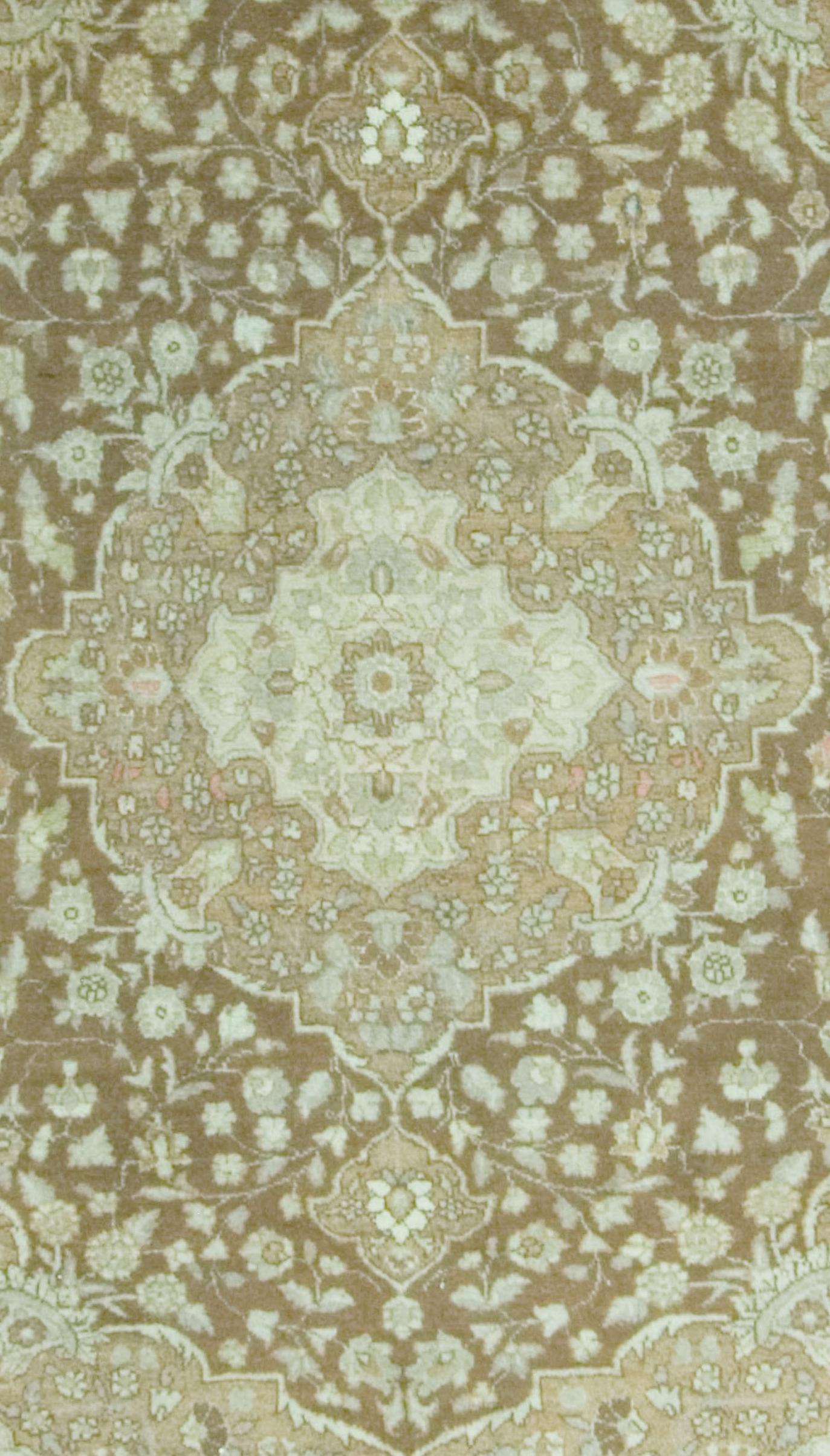 Antiker persischer Täbris-Teppich:: um 1900:: 4'4 x 5'9 (19. Jahrhundert) im Angebot