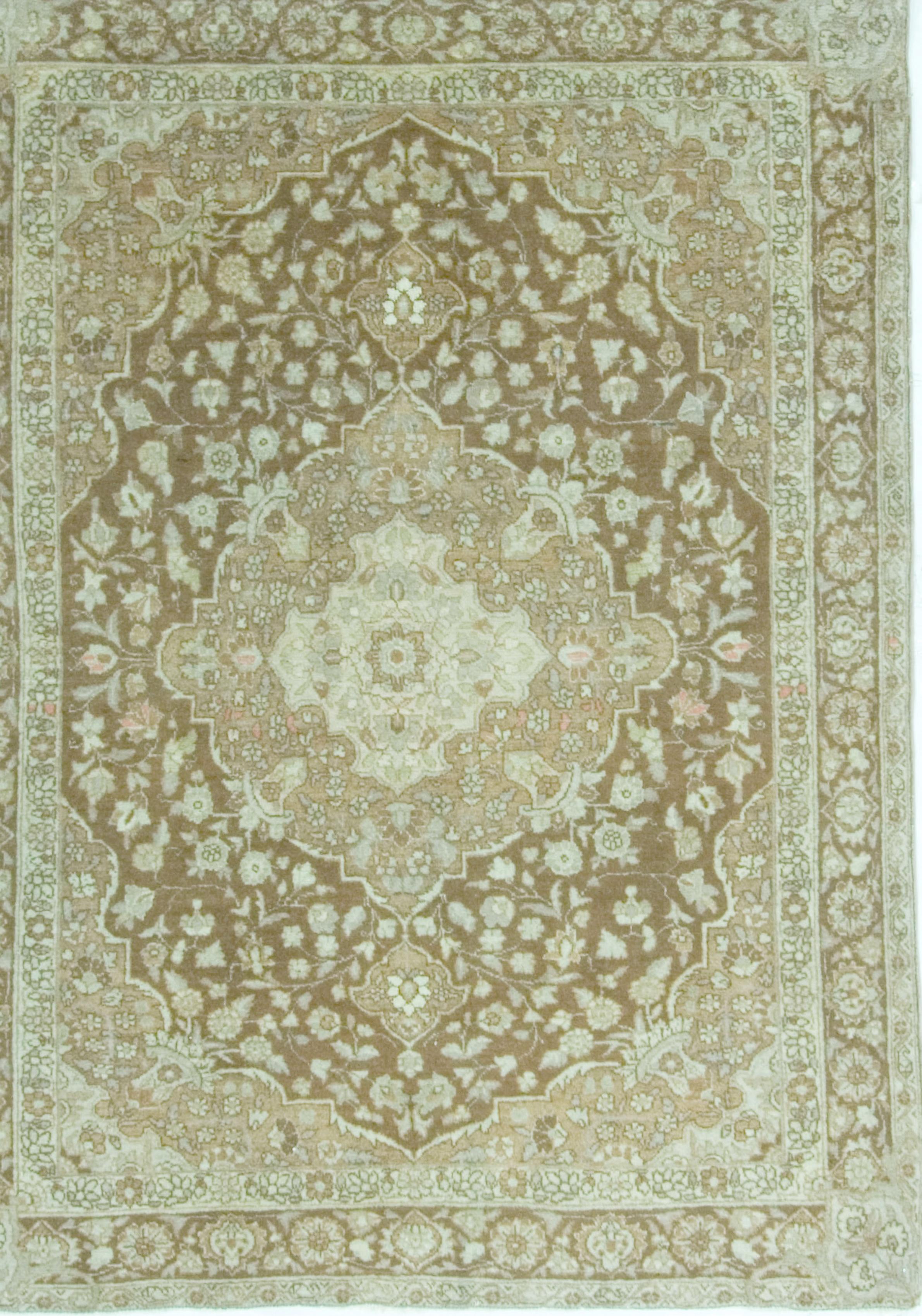 Antiker persischer Täbris-Teppich:: um 1900:: 4'4 x 5'9 (Wolle) im Angebot