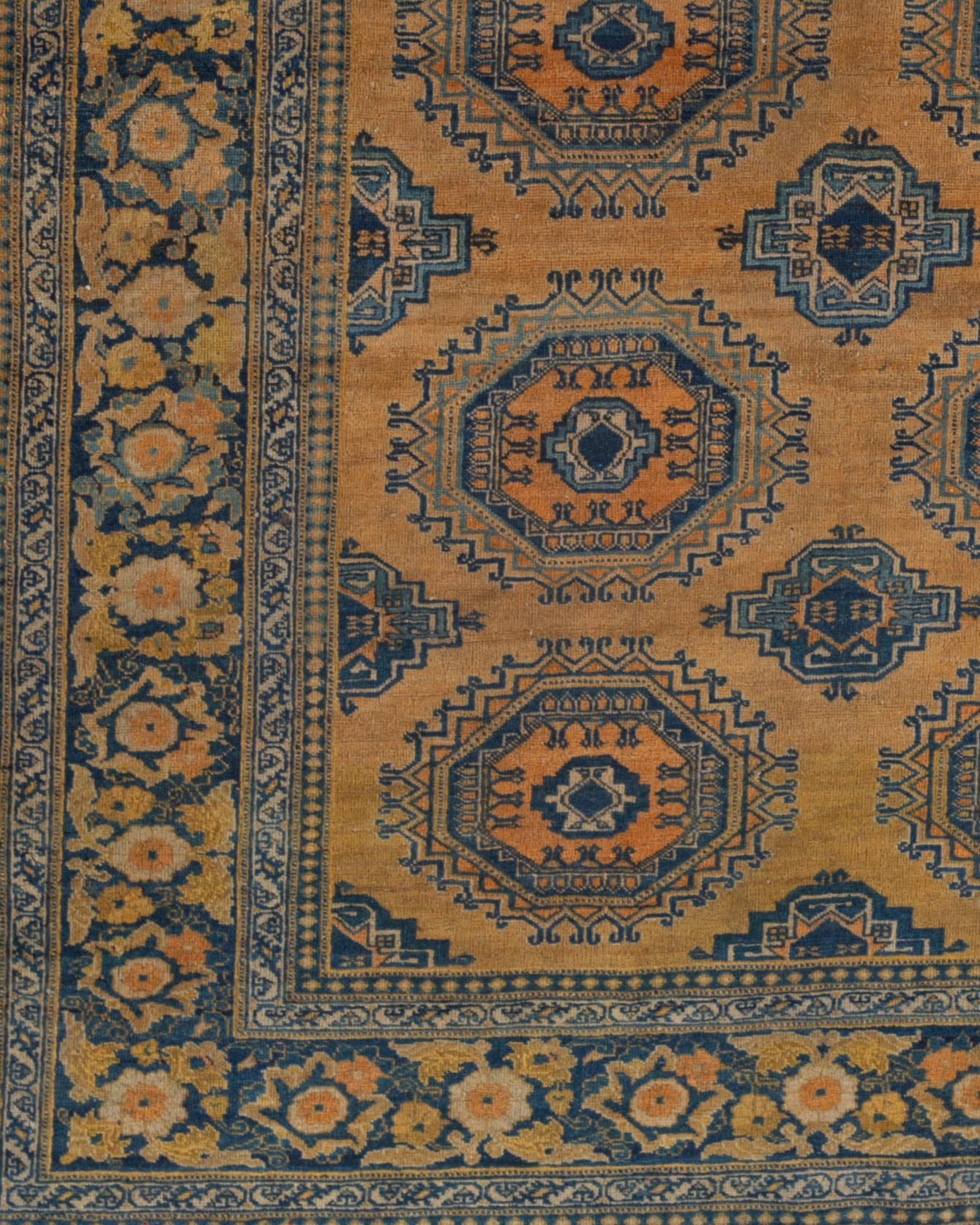 Ancien tapis persan de Tabriz, vers 1890. Le renouveau du tapis persan a commencé à Tabriz vers 1870 et les marchands de tapis de Tabriz ont joué un rôle déterminant dans la renaissance de l'artisanat dans tout l'Iran. Ce bel exemple de tapis
