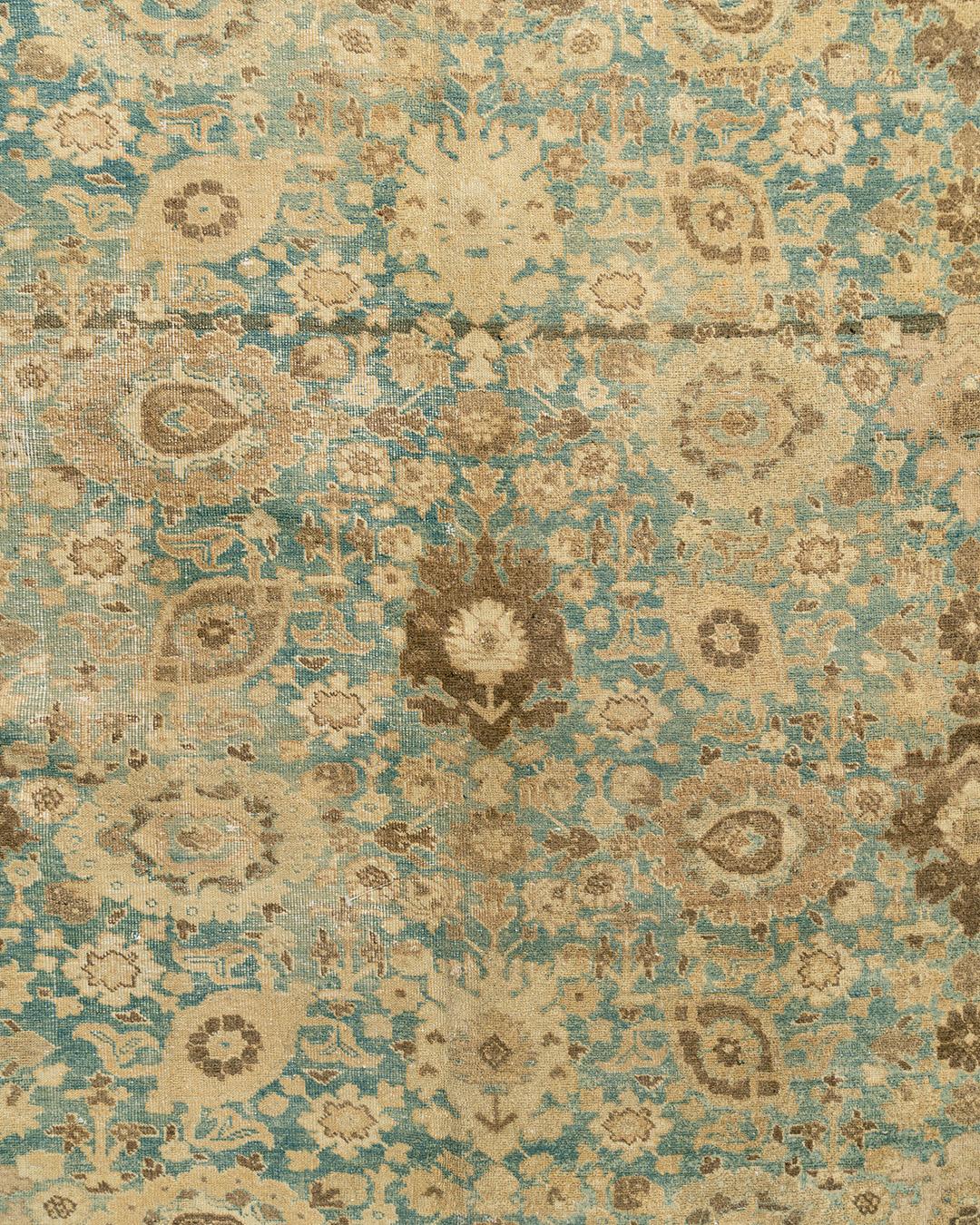 Antiker persischer Täbriz-Teppich, um 1900 10'9 x 15'6'. Eine kleine Musterversion des beliebten Harschang-Musters (Krabbe) mit Palmetten, Rosetten und Blättern in verschiedenen Stilen bedeckt dicht den hellblauen Grund dieses fein gewebten urbanen
